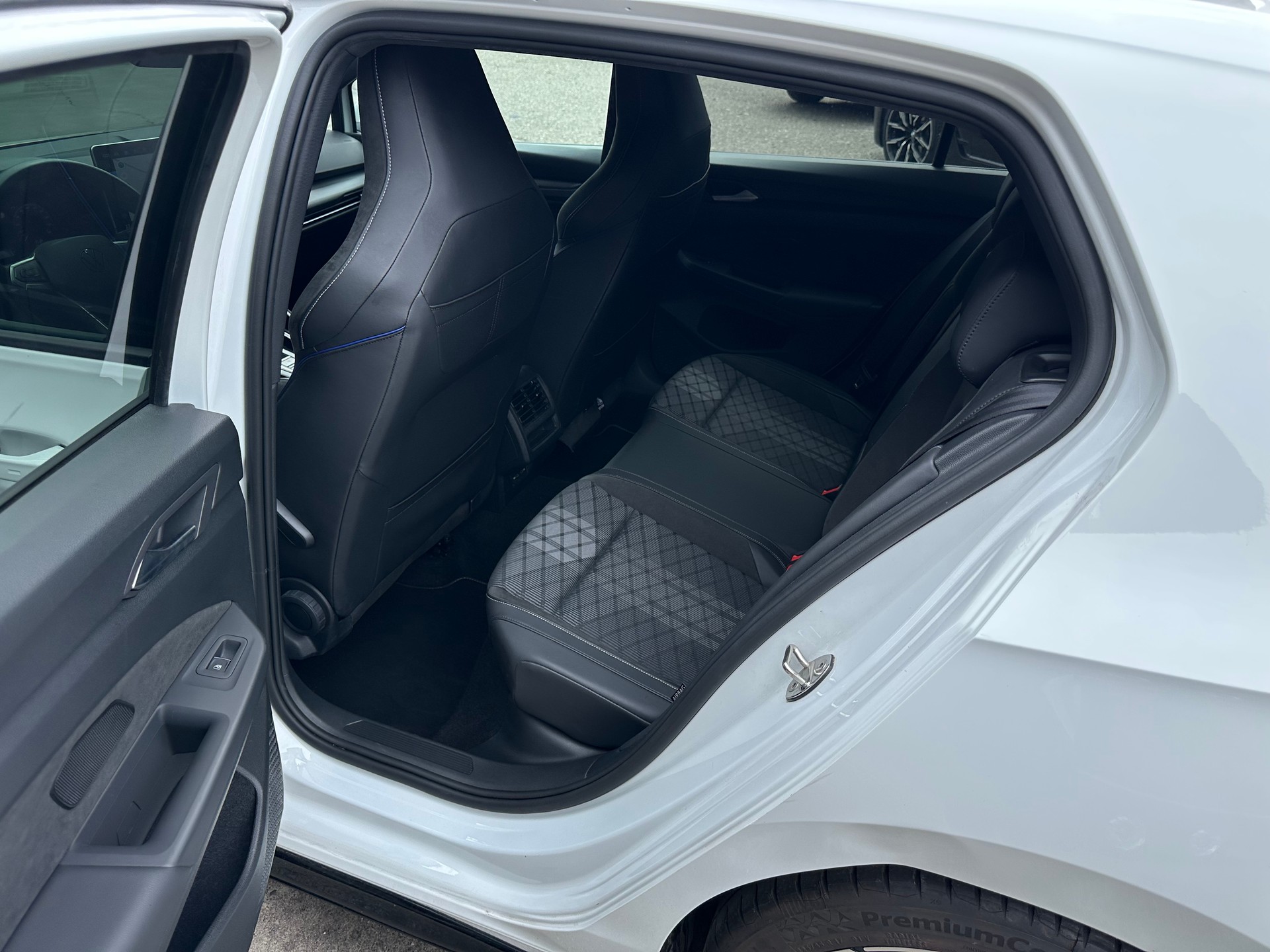 VW Golf 1.5 e TSI mHEV R-Line DSG-image-9