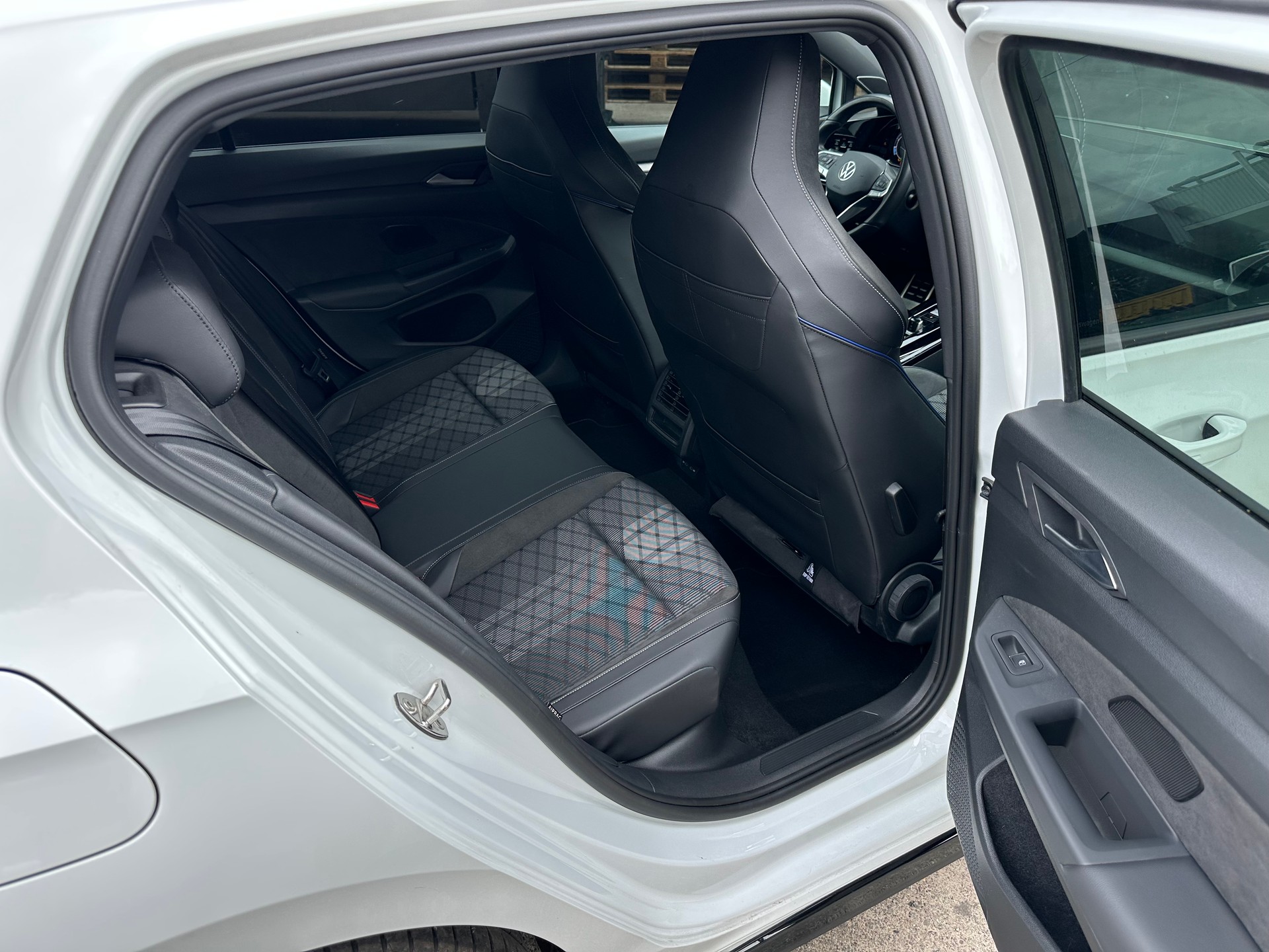 VW Golf 1.5 e TSI mHEV R-Line DSG-image-11
