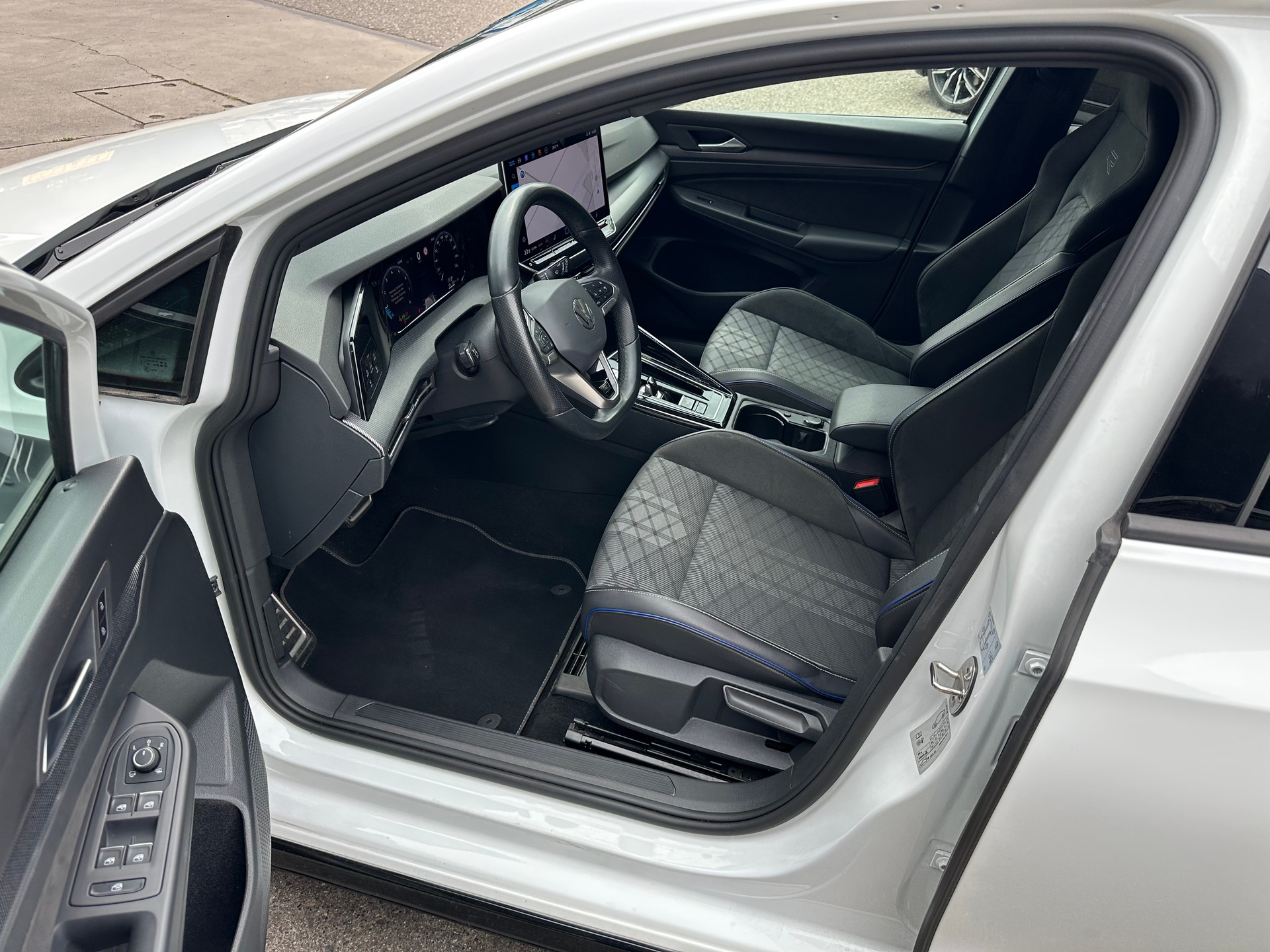 VW Golf 1.5 e TSI mHEV R-Line DSG-image-6