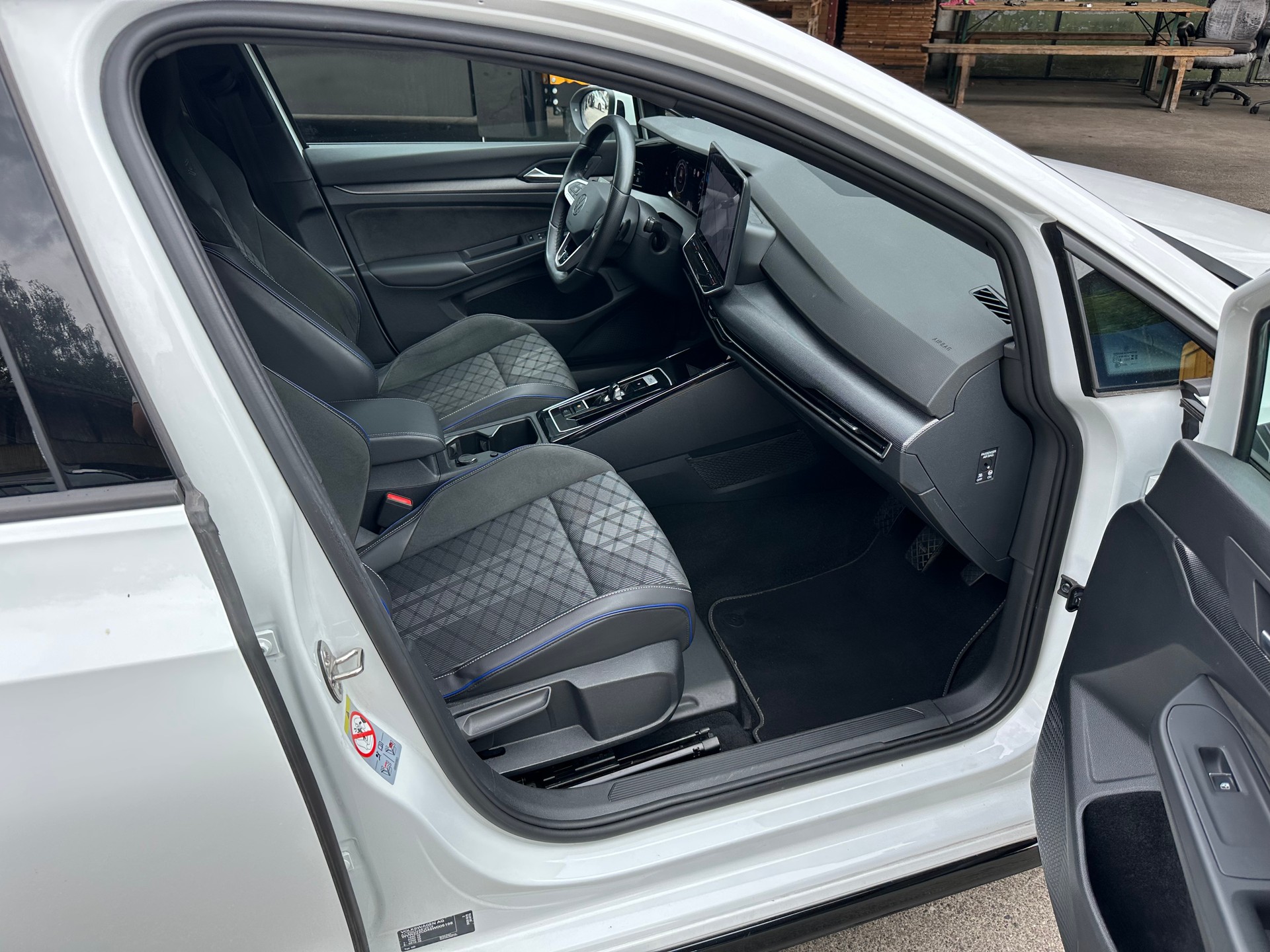 VW Golf 1.5 e TSI mHEV R-Line DSG-image-13
