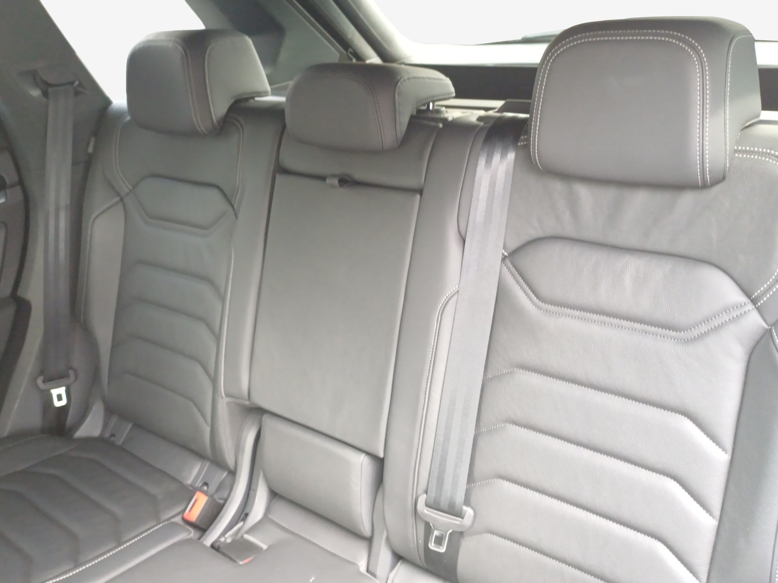 VW Touareg 3.0 TDI R-Line Tiptronic-image-11