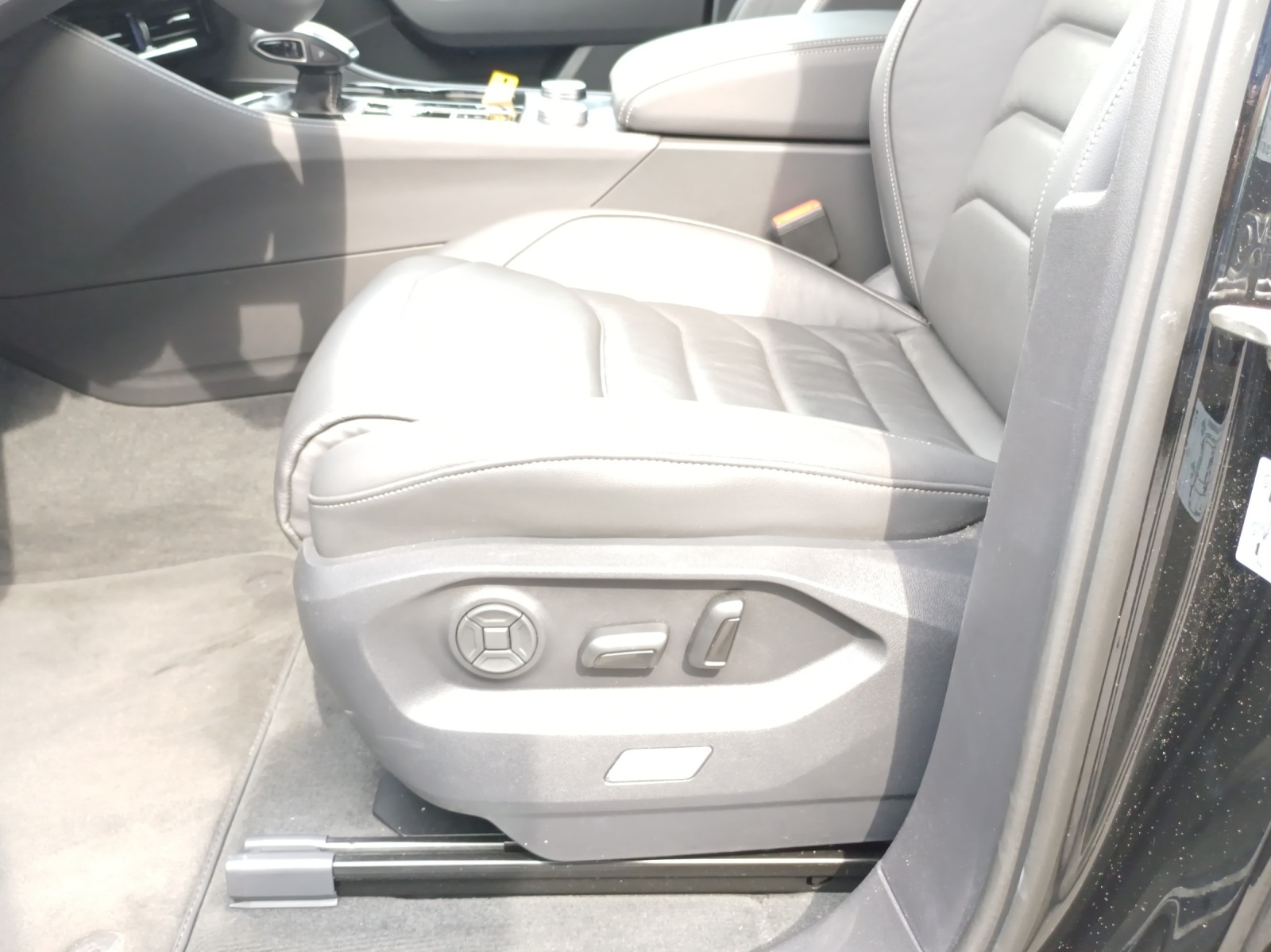 VW Touareg 3.0 TDI R-Line Tiptronic-image-15