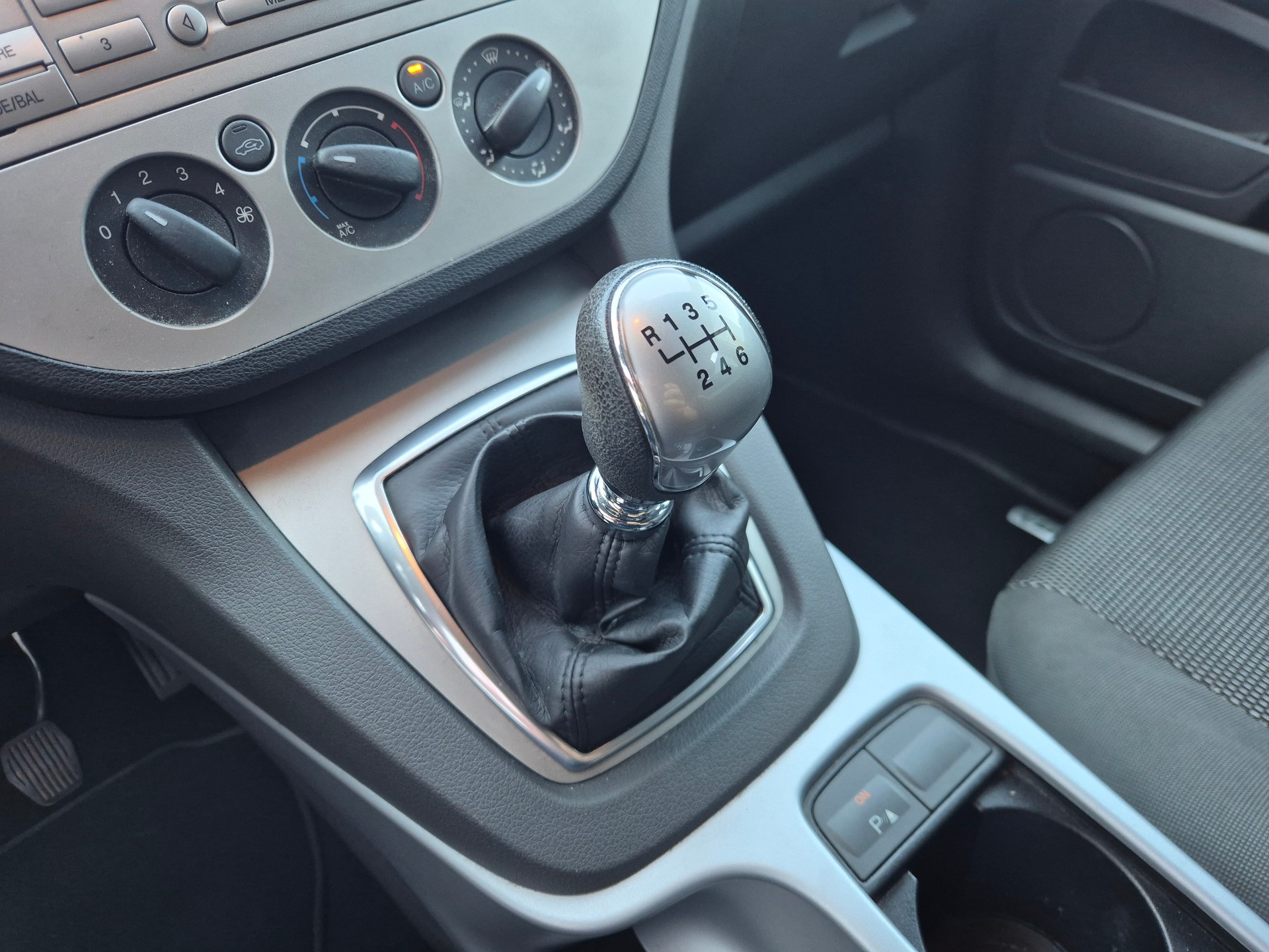FORD Kuga 2.0 TDCi Carving 4WD-image-24
