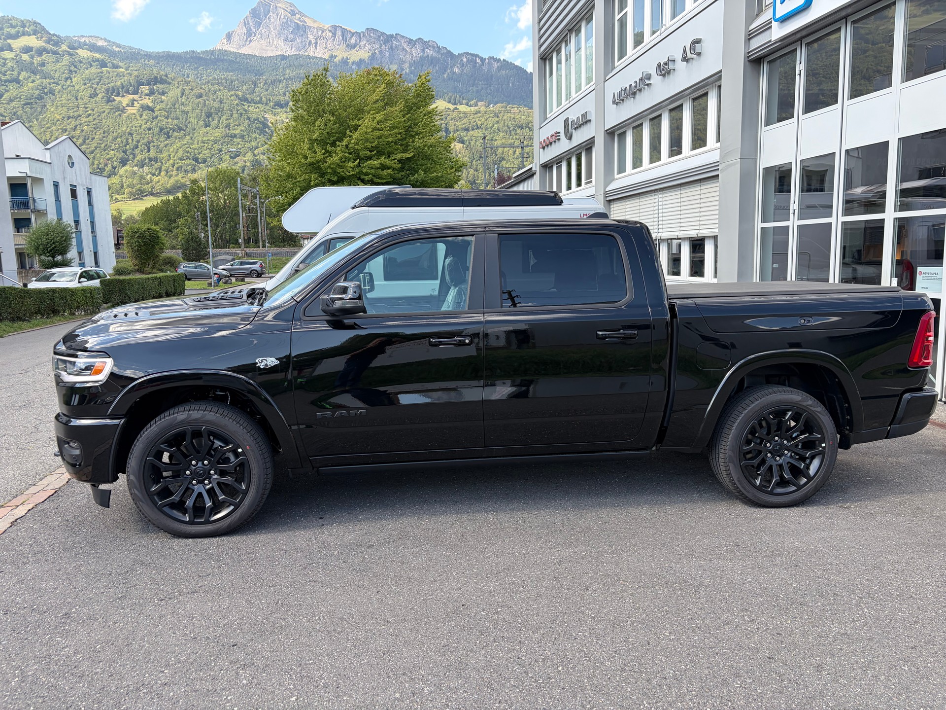 DODGE Ram 1500 Limited Crew Cab Night V8 4WD MY 26-image-2