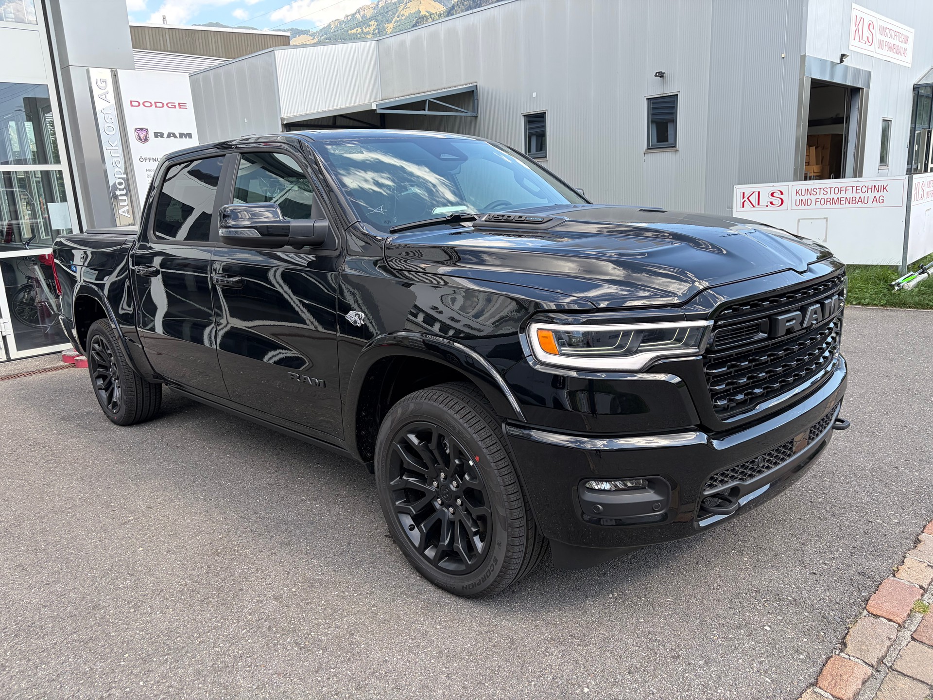 DODGE Ram 1500 Limited Crew Cab Night V8 4WD MY 26-image-5