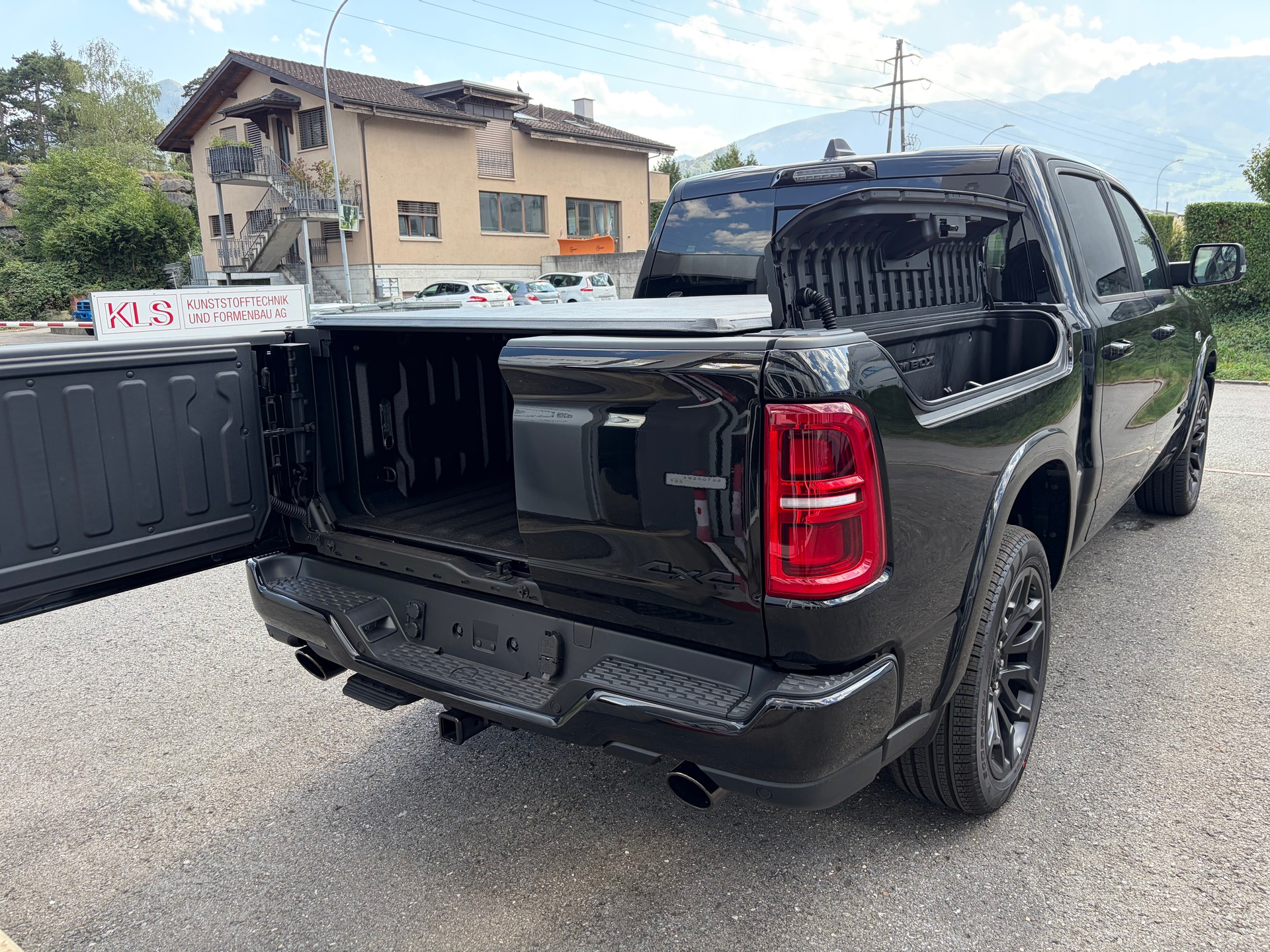 DODGE Ram 1500 Limited Crew Cab Night V8 4WD MY 26-image-4