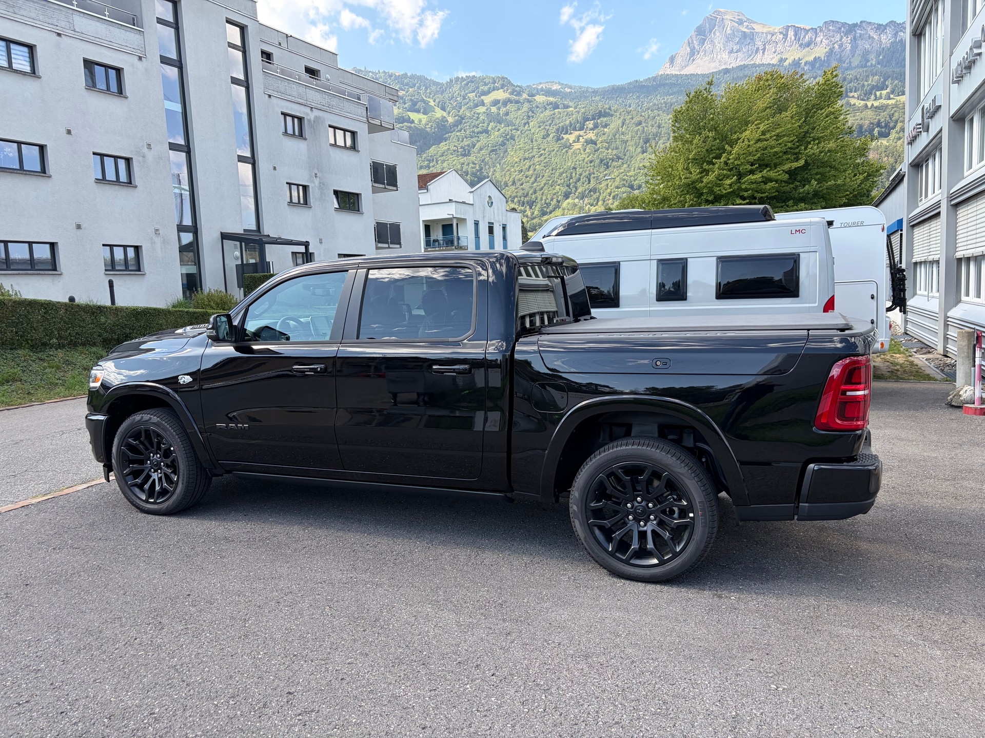 DODGE Ram 1500 Limited Crew Cab Night V8 4WD MY 26-image-3