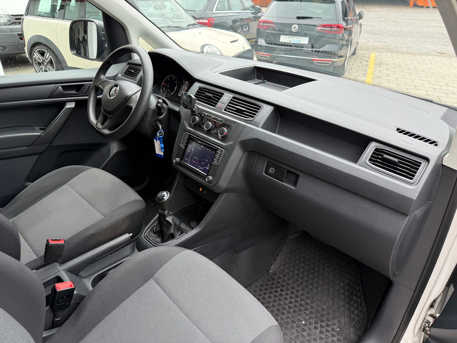 VW Caddy Maxi 2.0TDI 4Motion BlueMotion Technology-image-15