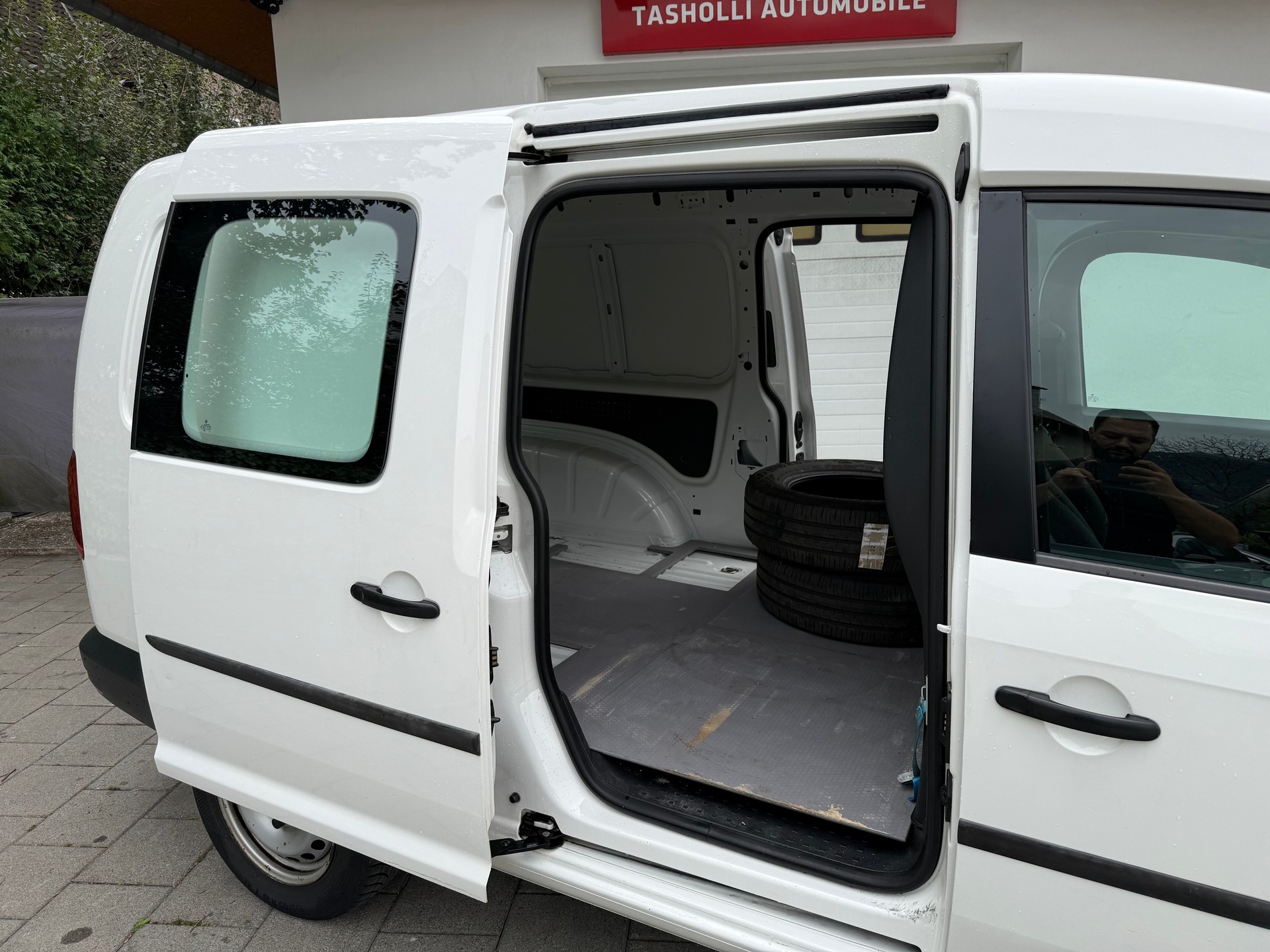VW Caddy Maxi 2.0TDI 4Motion BlueMotion Technology-image-12