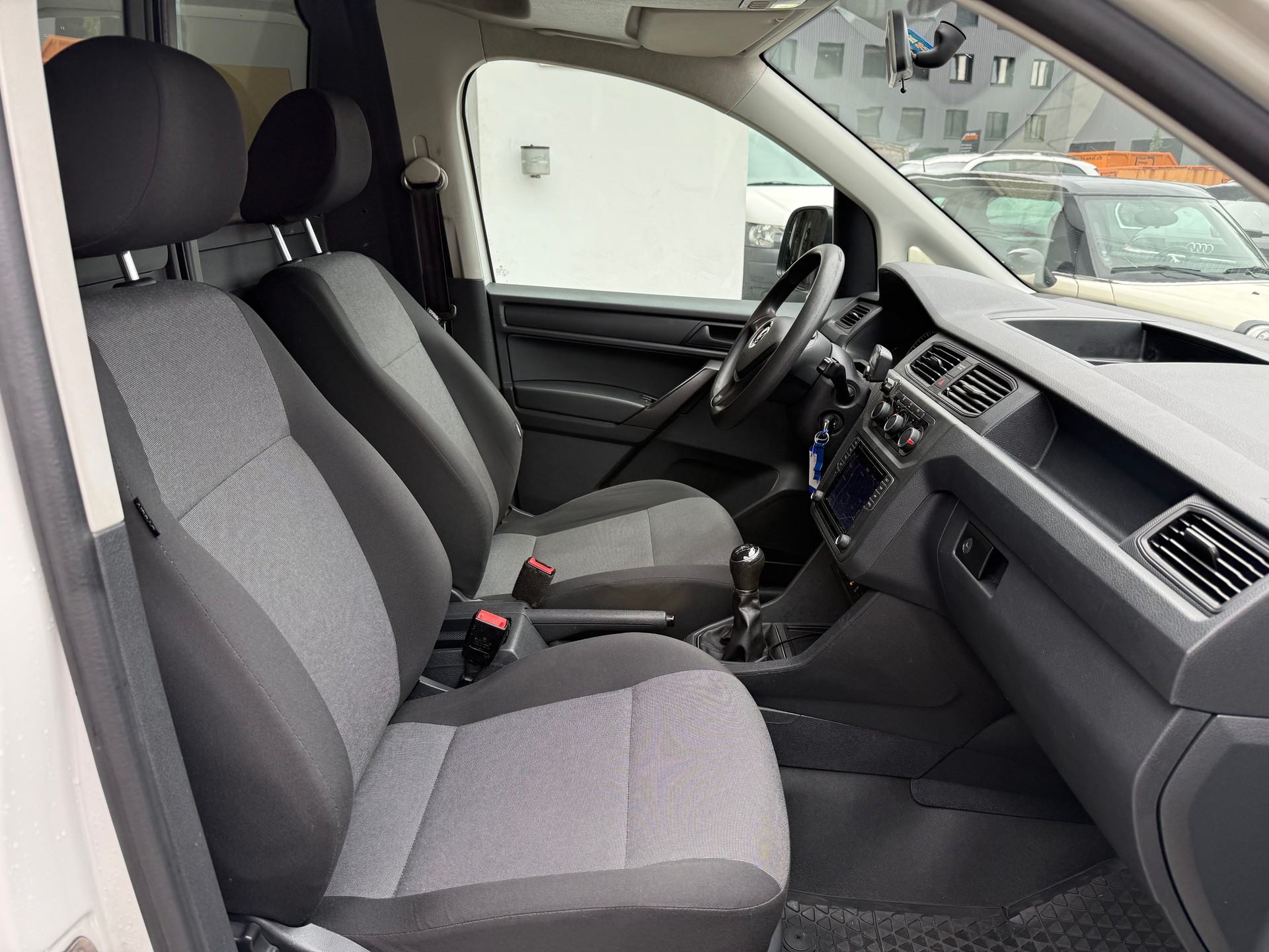 VW Caddy Maxi 2.0TDI 4Motion BlueMotion Technology-image-16