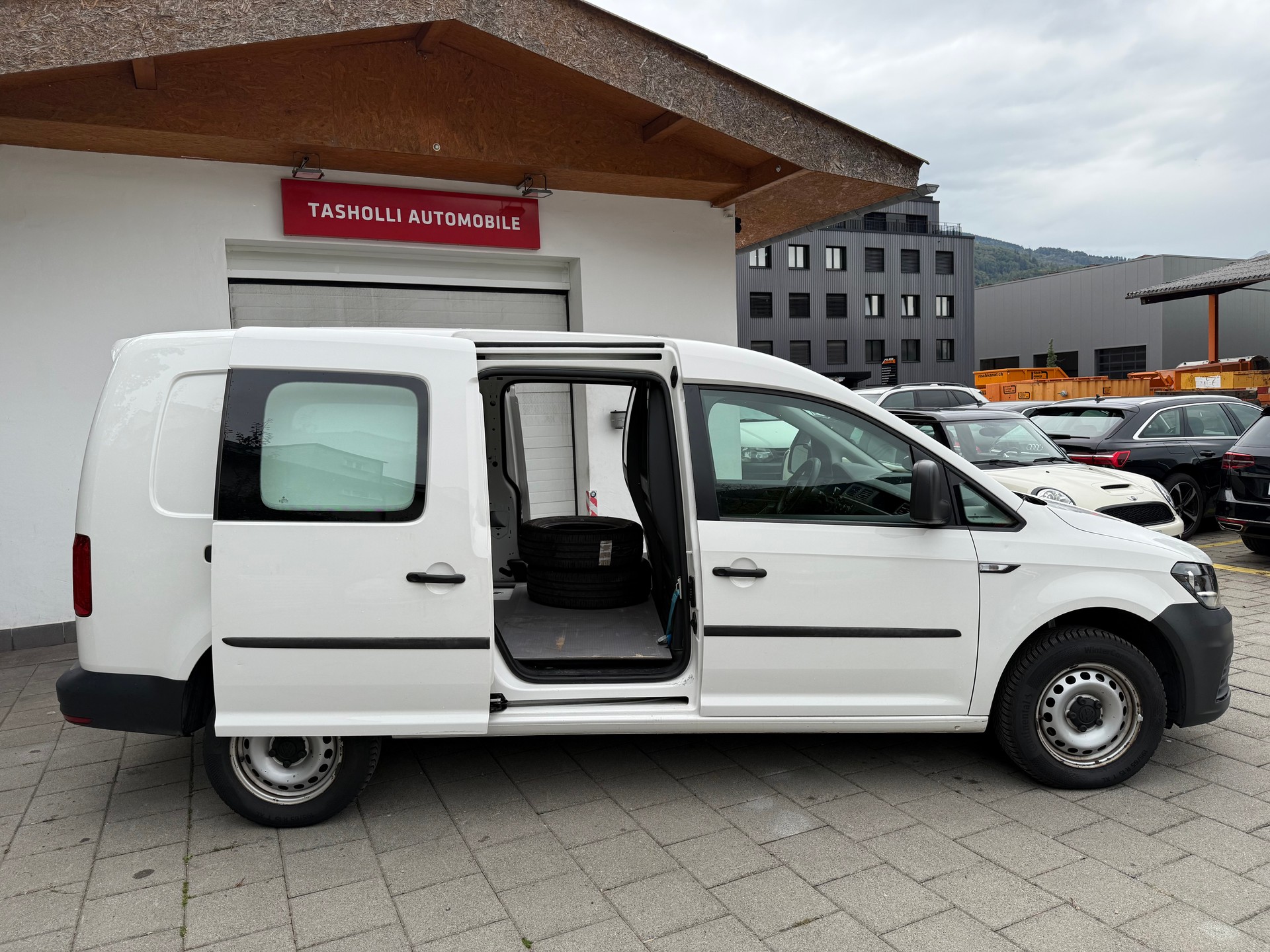 VW Caddy Maxi 2.0TDI 4Motion BlueMotion Technology-image-11