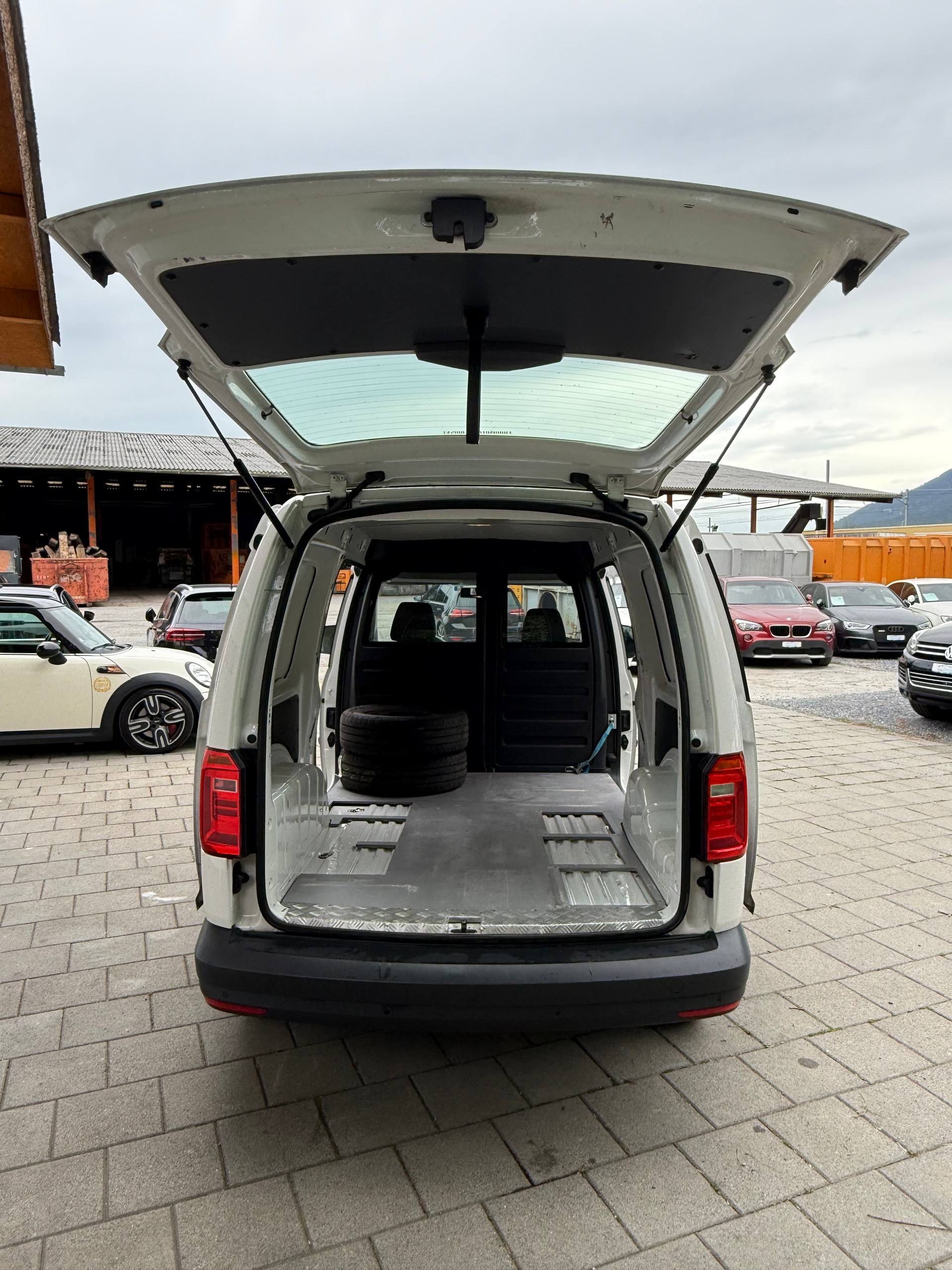 VW Caddy Maxi 2.0TDI 4Motion BlueMotion Technology-image-8