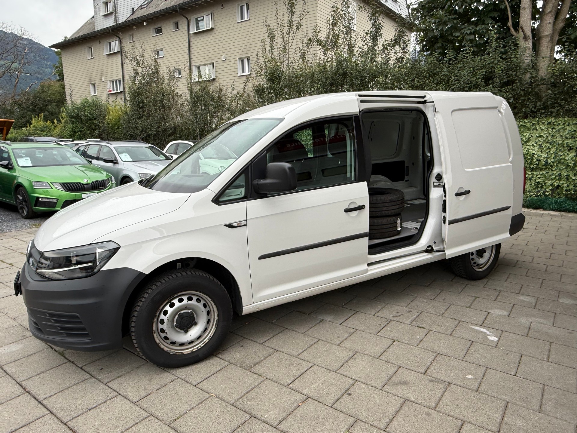 VW Caddy Maxi 2.0TDI 4Motion BlueMotion Technology-image-5