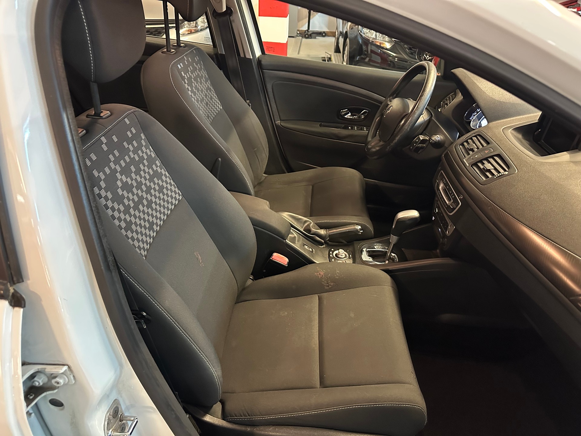 RENAULT Mégane Grandtour 2.0 16V Dynamique CVT-image-6
