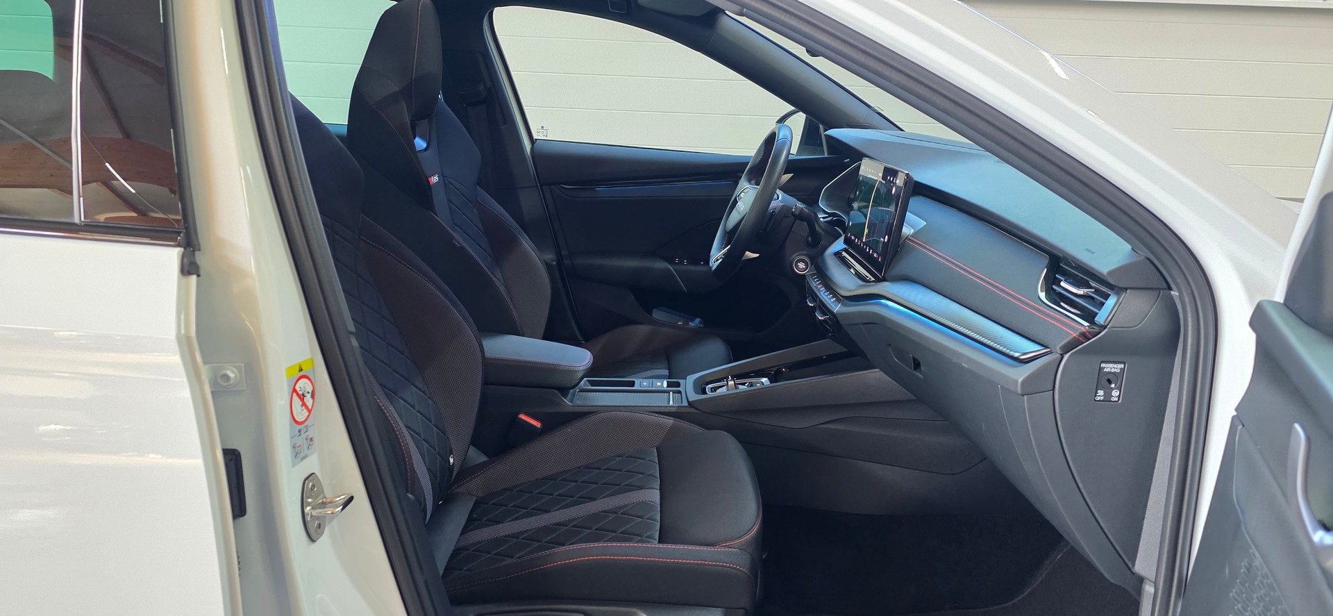 SKODA Octavia Combi 2.0 TSI DSG RS *AHK*Panoramadach* Sitzheizung* Spurhalteassistent& Abstandsregler* HeadUpDisplay*-image-26