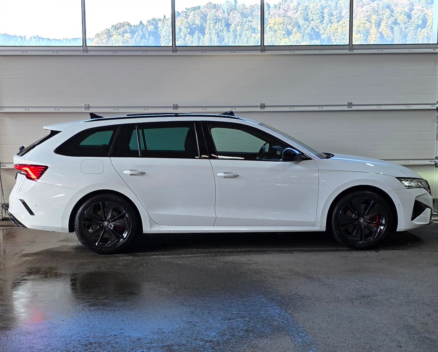 SKODA Octavia Combi 2.0 TSI DSG RS *AHK*Panoramadach* Sitzheizung* Spurhalteassistent& Abstandsregler* HeadUpDisplay*-image-5
