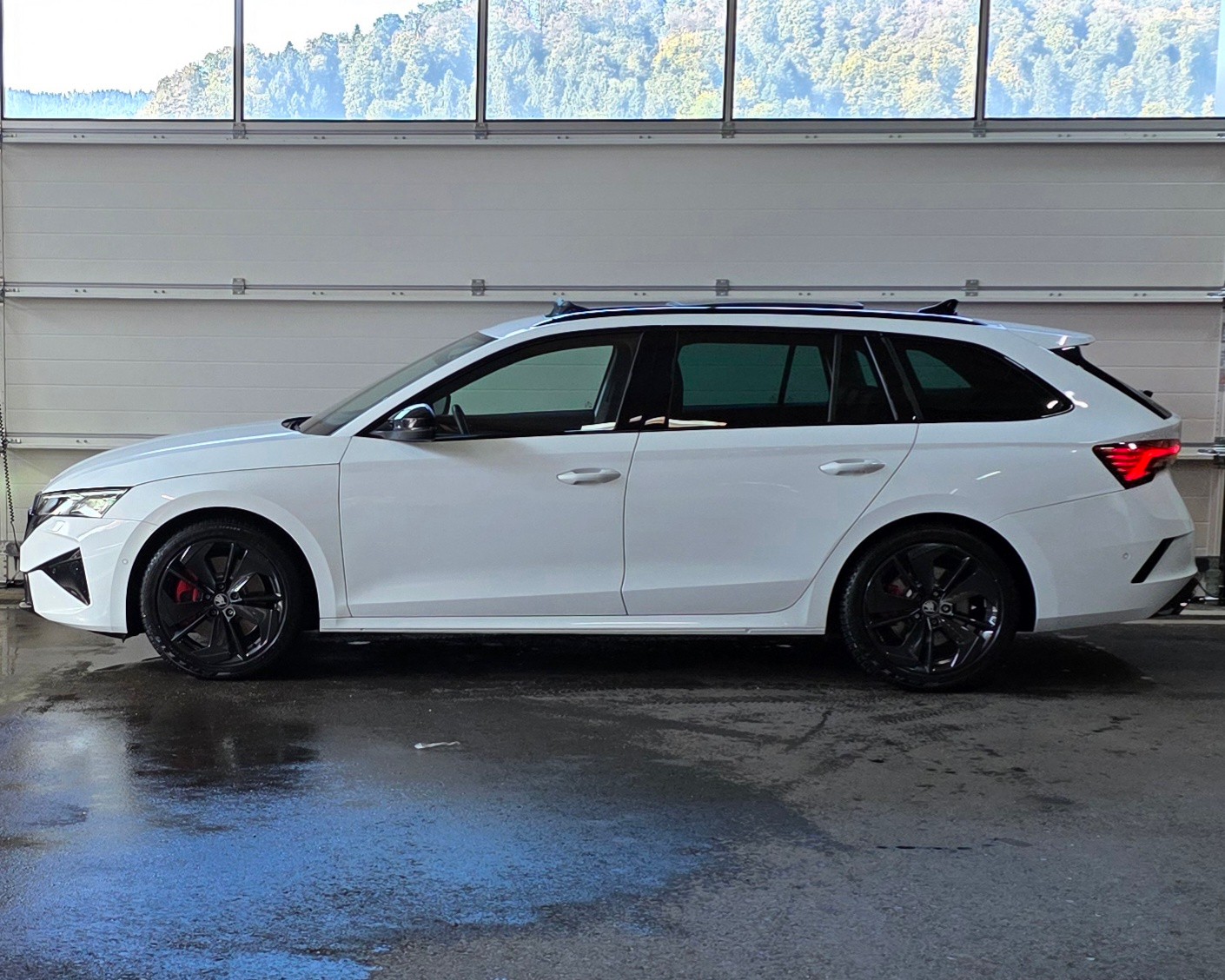 SKODA Octavia Combi 2.0 TSI DSG RS *Panoramadach* Sitzheizung* Spurhalteassistent& Abstandsregler* HeadUpDisplay*-showroom-element-1