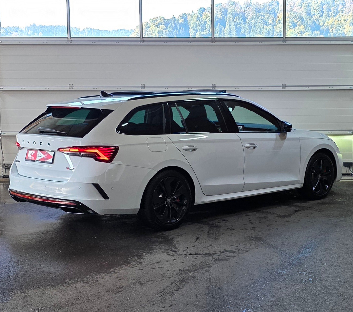 SKODA Octavia Combi 2.0 TSI DSG RS *AHK*Panoramadach* Sitzheizung* Spurhalteassistent& Abstandsregler* HeadUpDisplay*-image-4