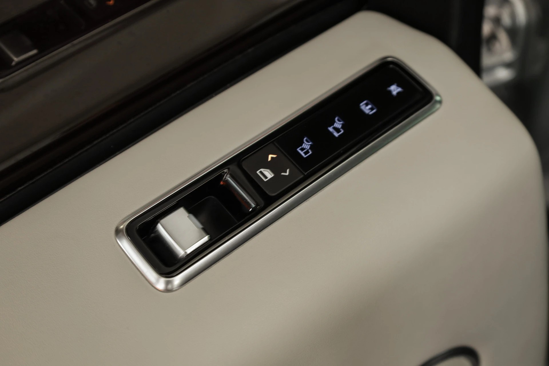 LAND ROVER Range Rover 2.0 Si4 P400e PHEV AutobiographyAutomatic • Head-Up • Meridian Reference • Attelage-image-15