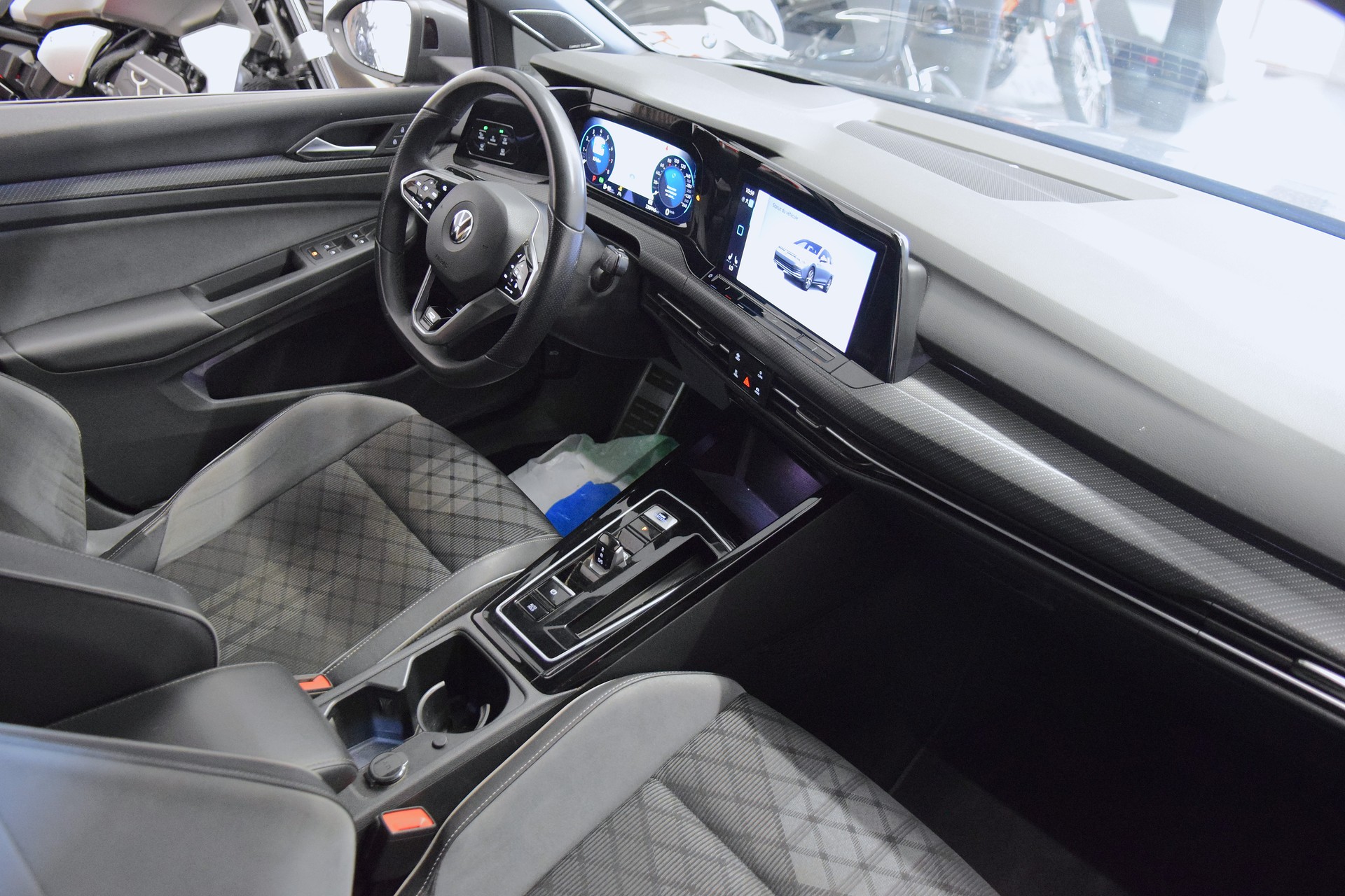VW Golf Variant 2.0 TSI R-Line DSG 4Motion-image-11