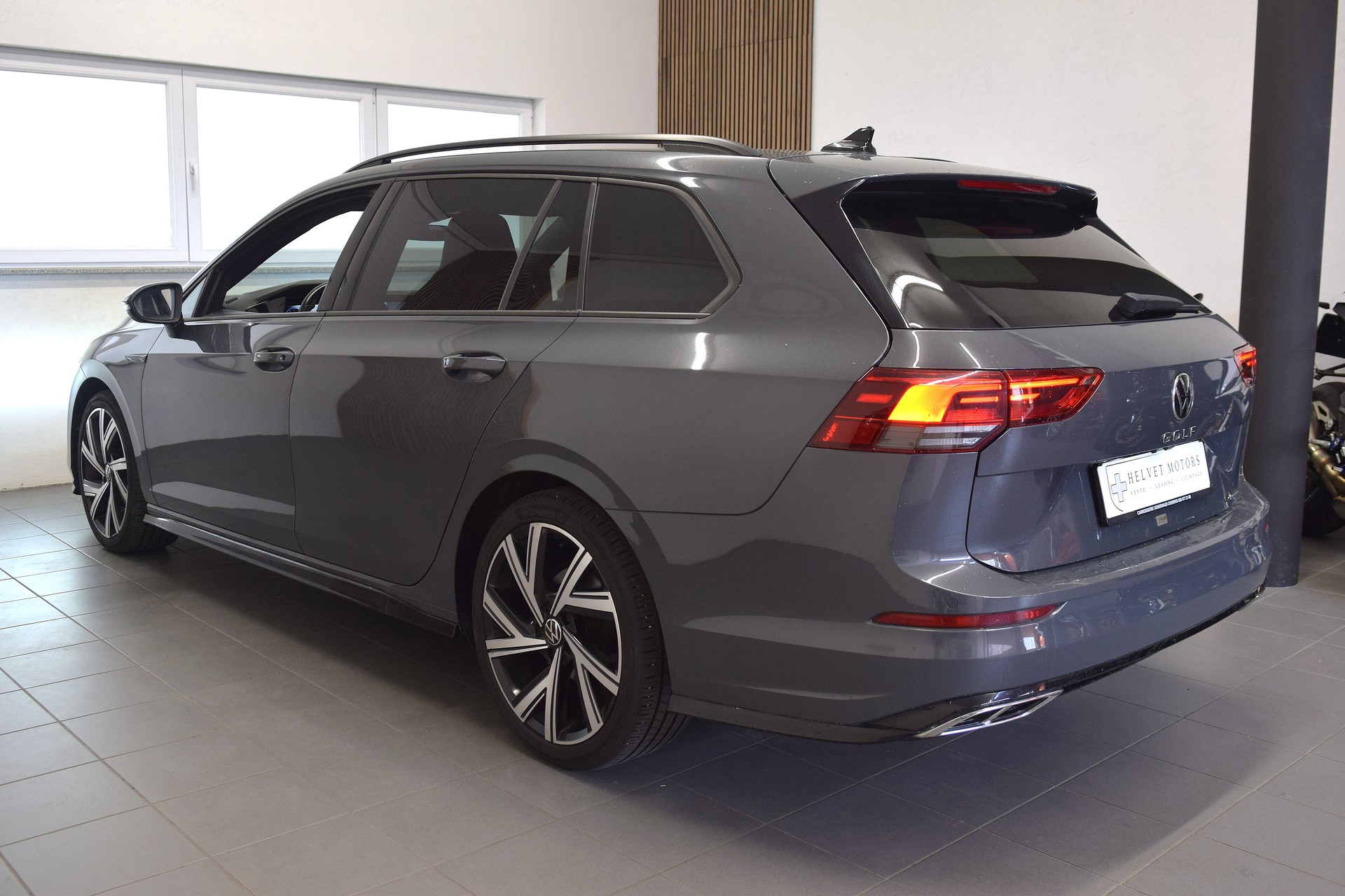 VW Golf Variant 2.0 TSI R-Line DSG 4Motion-image-6
