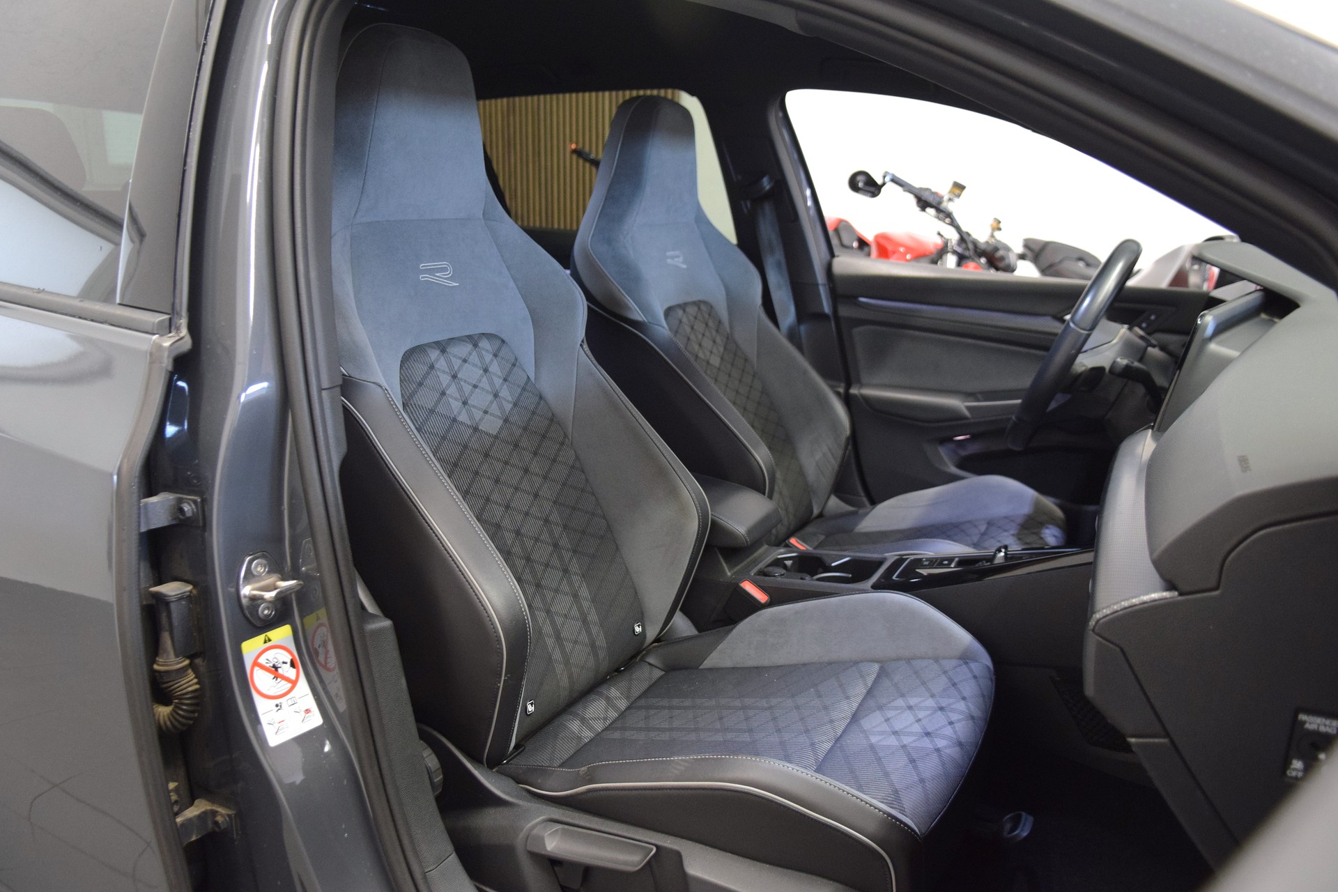 VW Golf Variant 2.0 TSI R-Line DSG 4Motion-image-8