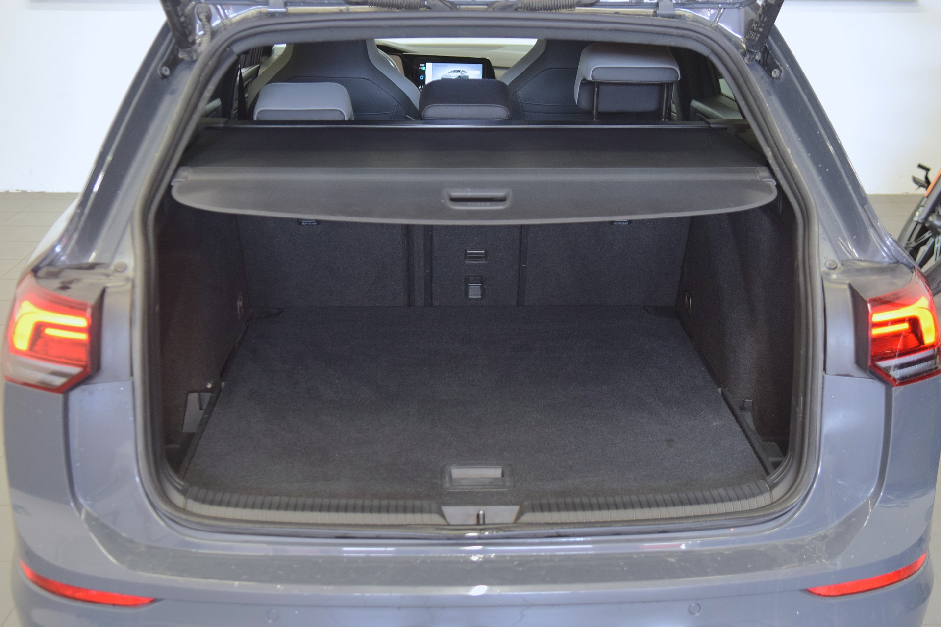 VW Golf Variant 2.0 TSI R-Line DSG 4Motion-image-5