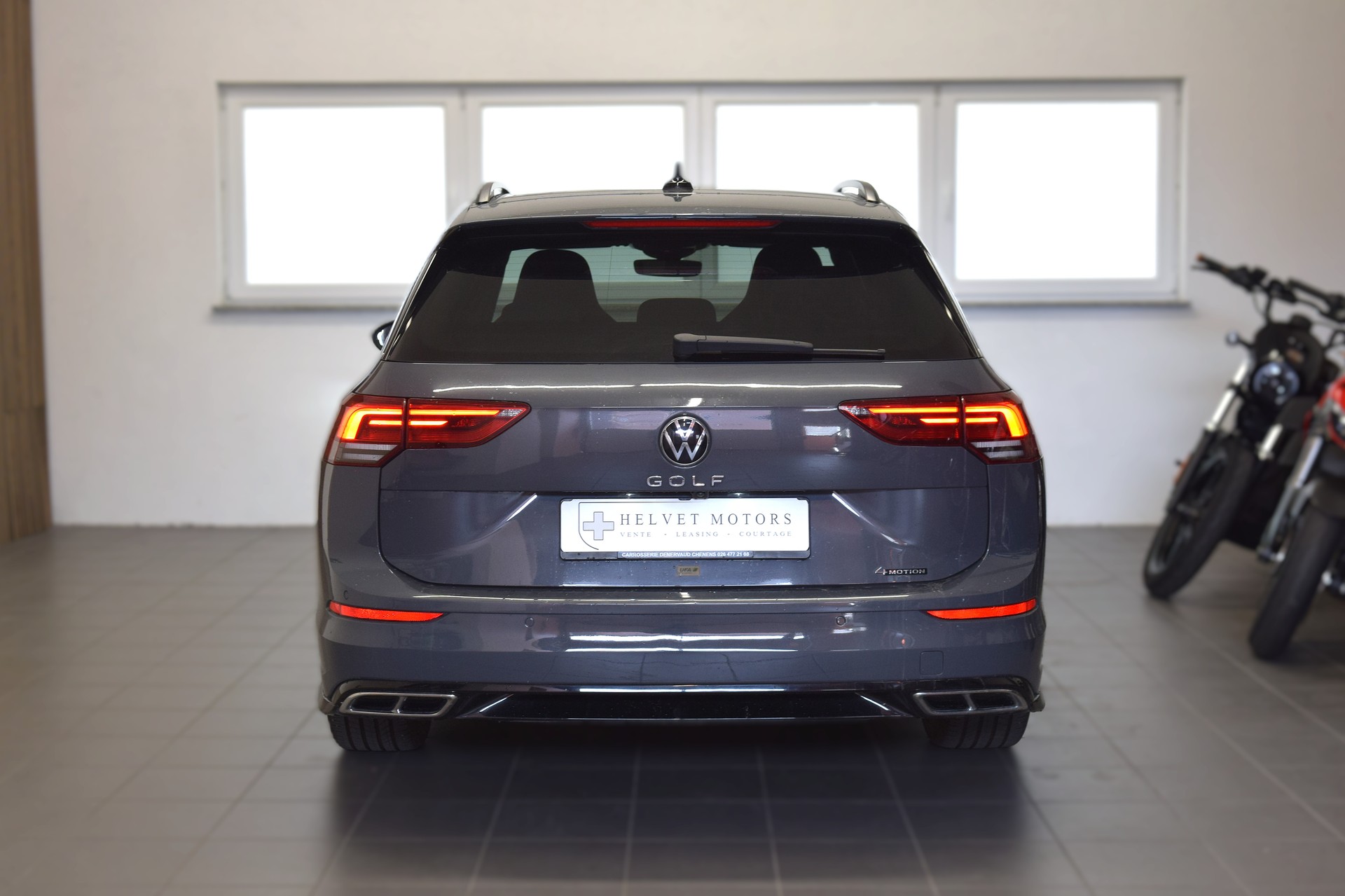 VW Golf Variant 2.0 TSI R-Line DSG 4Motion-image-4