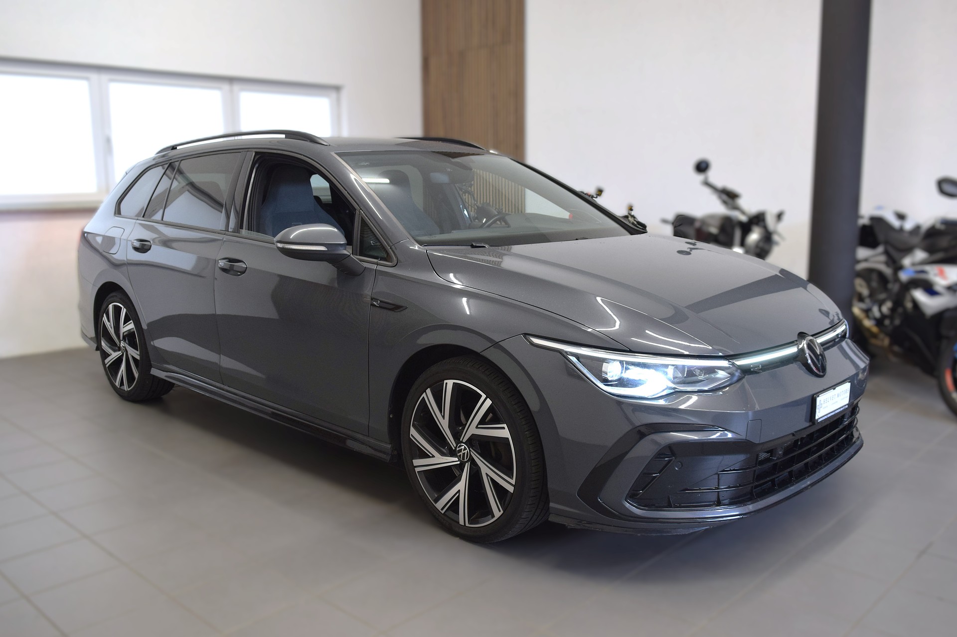 VW Golf Variant 2.0 TSI R-Line DSG 4Motion-image-2