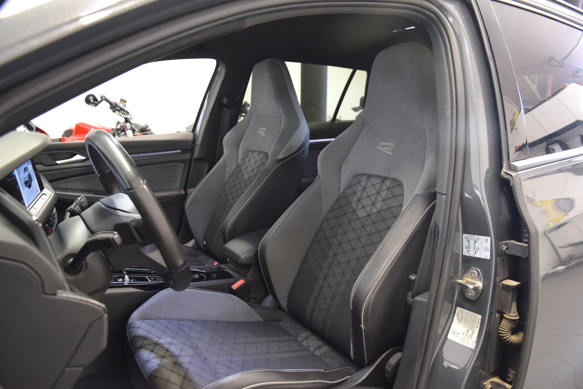 VW Golf Variant 2.0 TSI R-Line DSG 4Motion-image-9