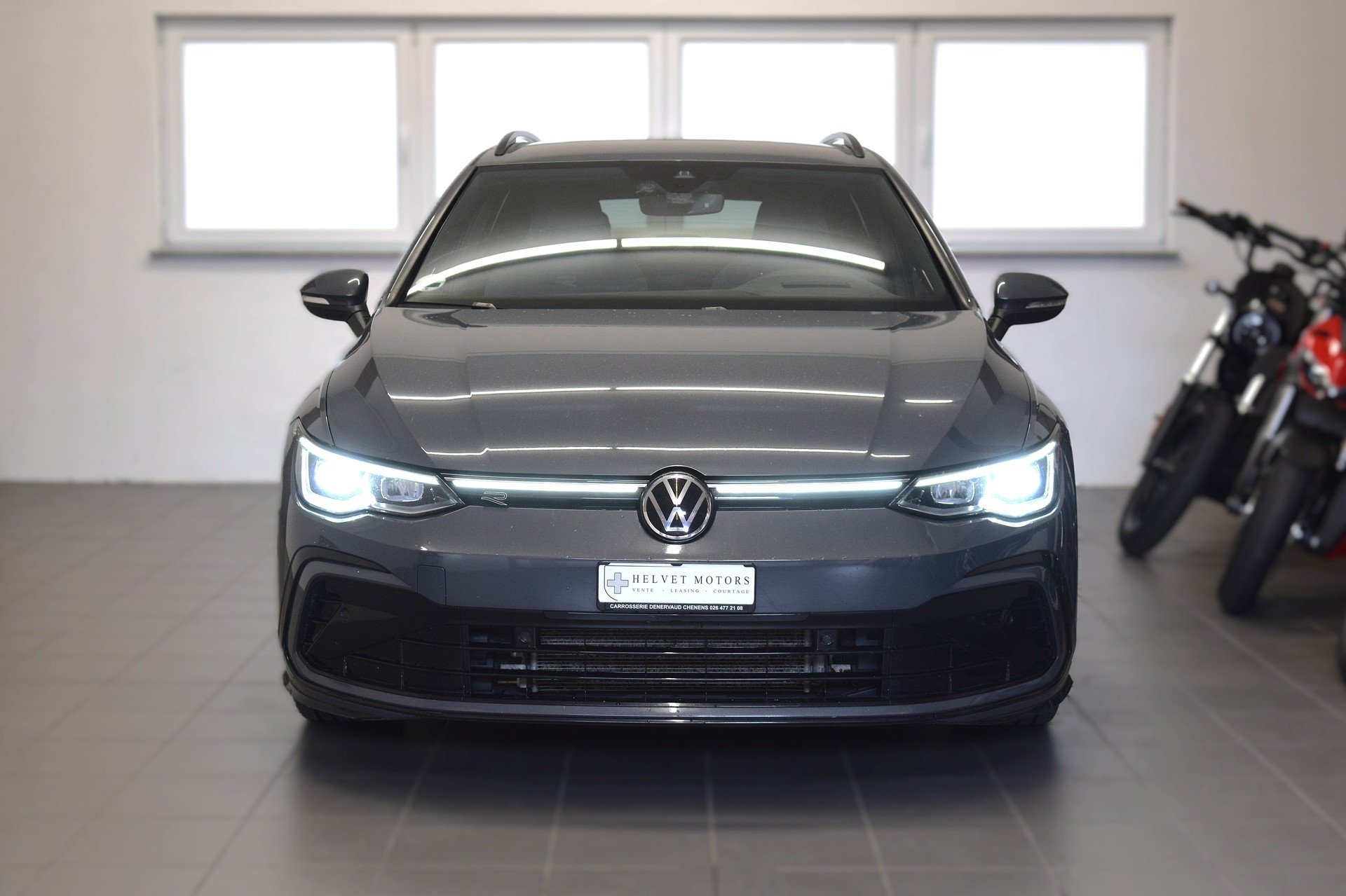 VW Golf Variant 2.0 TSI R-Line DSG 4Motion-image-1