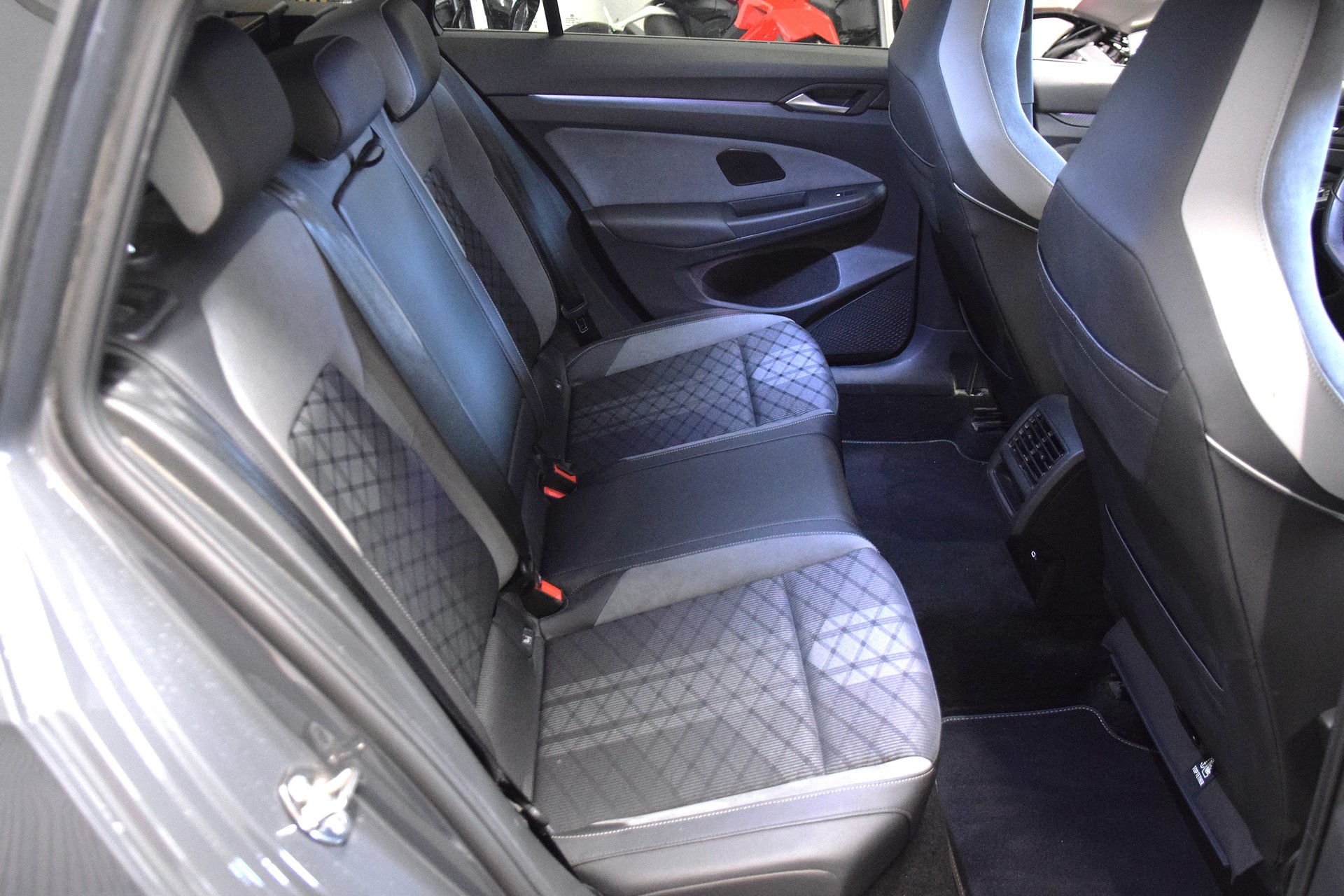 VW Golf Variant 2.0 TSI R-Line DSG 4Motion-image-10