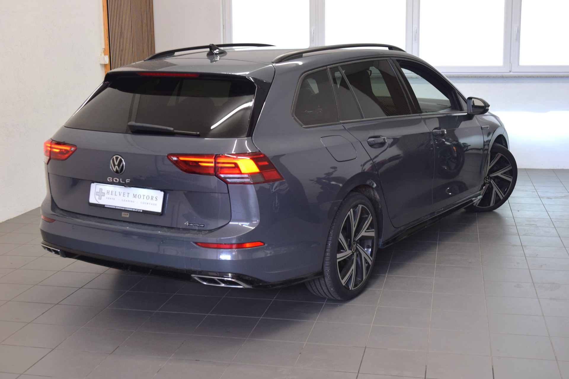 VW Golf Variant 2.0 TSI R-Line DSG 4Motion-image-3