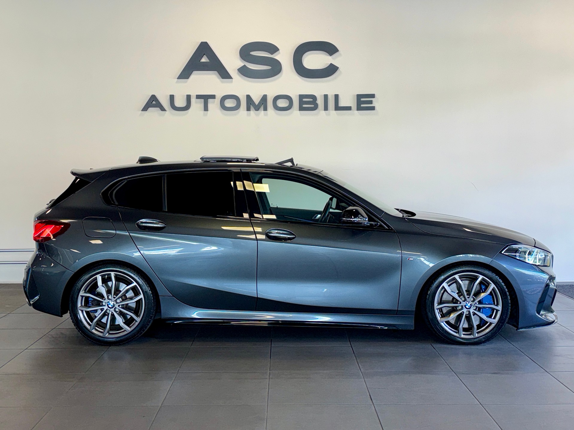 BMW M135i xDrive Steptronic *Panoramadach*-image-1