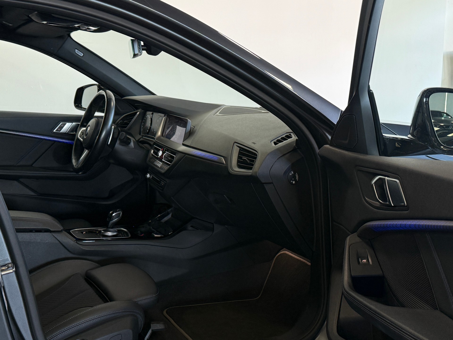 BMW M135i xDrive Steptronic *Panoramadach*-image-8