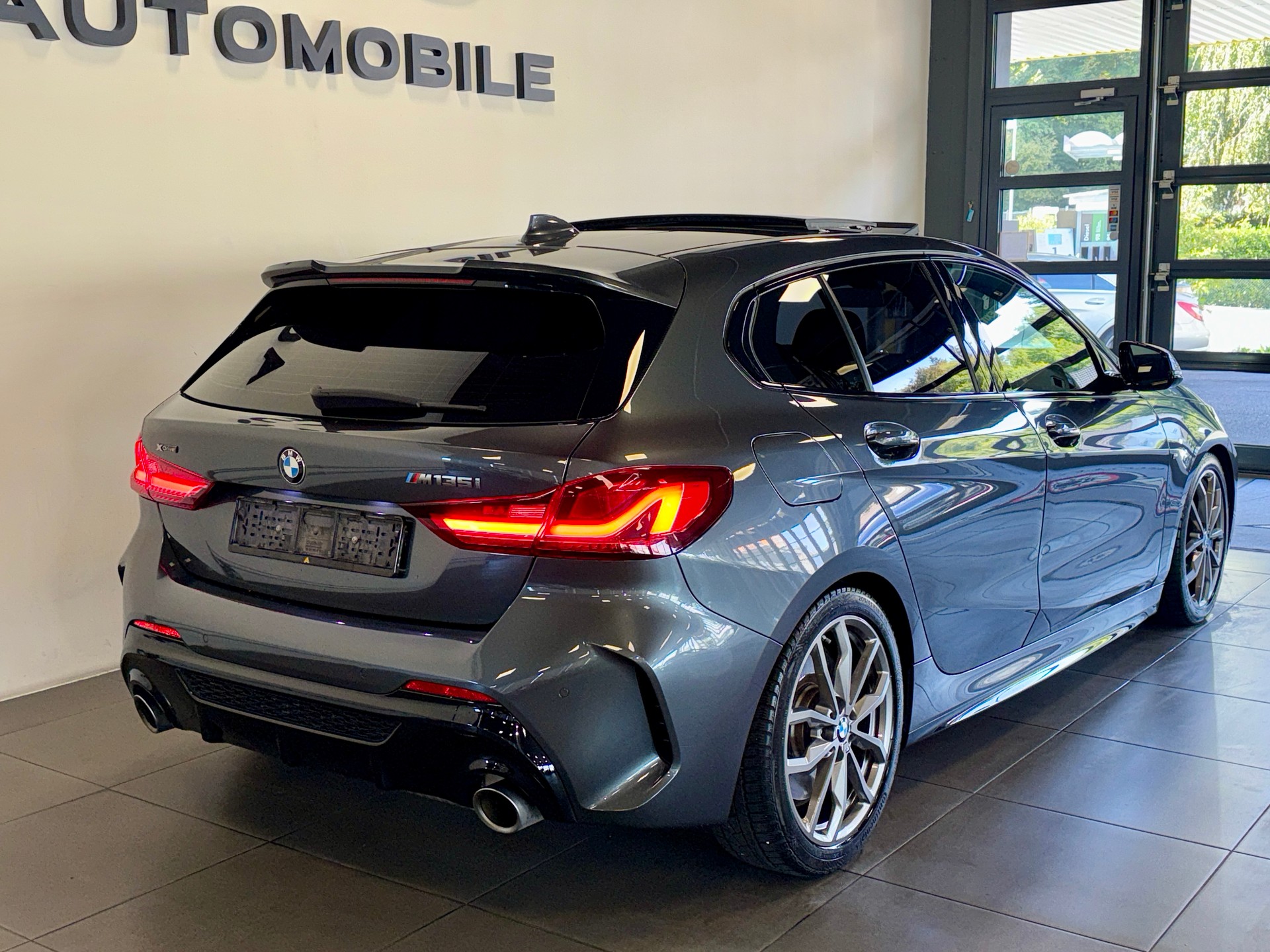 BMW M135i xDrive Steptronic *Panoramadach*-image-2
