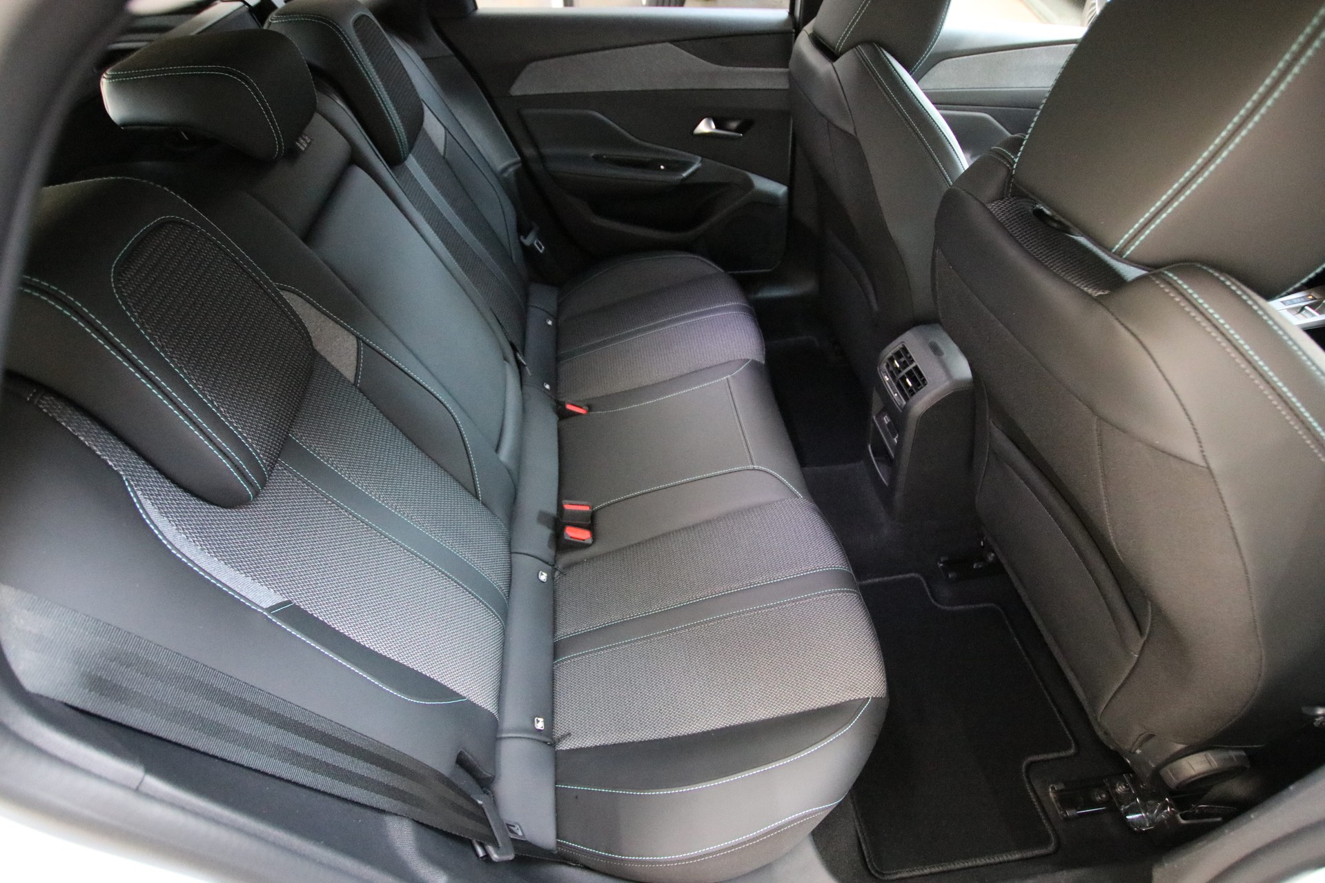 PEUGEOT 308 SW 1.2 Pure Tech Allure EAT8-image-14
