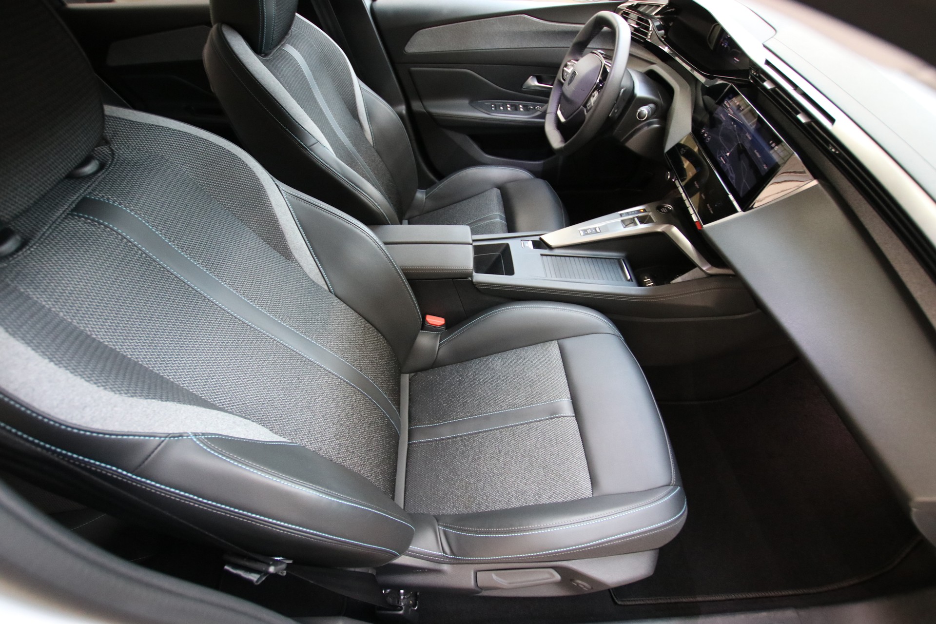 PEUGEOT 308 SW 1.2 Pure Tech Allure EAT8-image-12