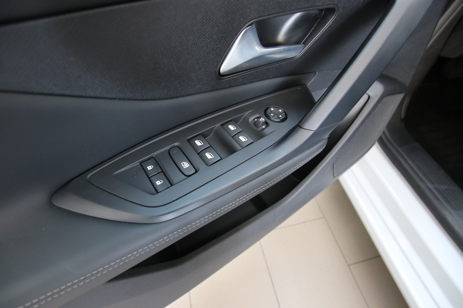 PEUGEOT 308 SW 1.2 Pure Tech Allure EAT8-image-24