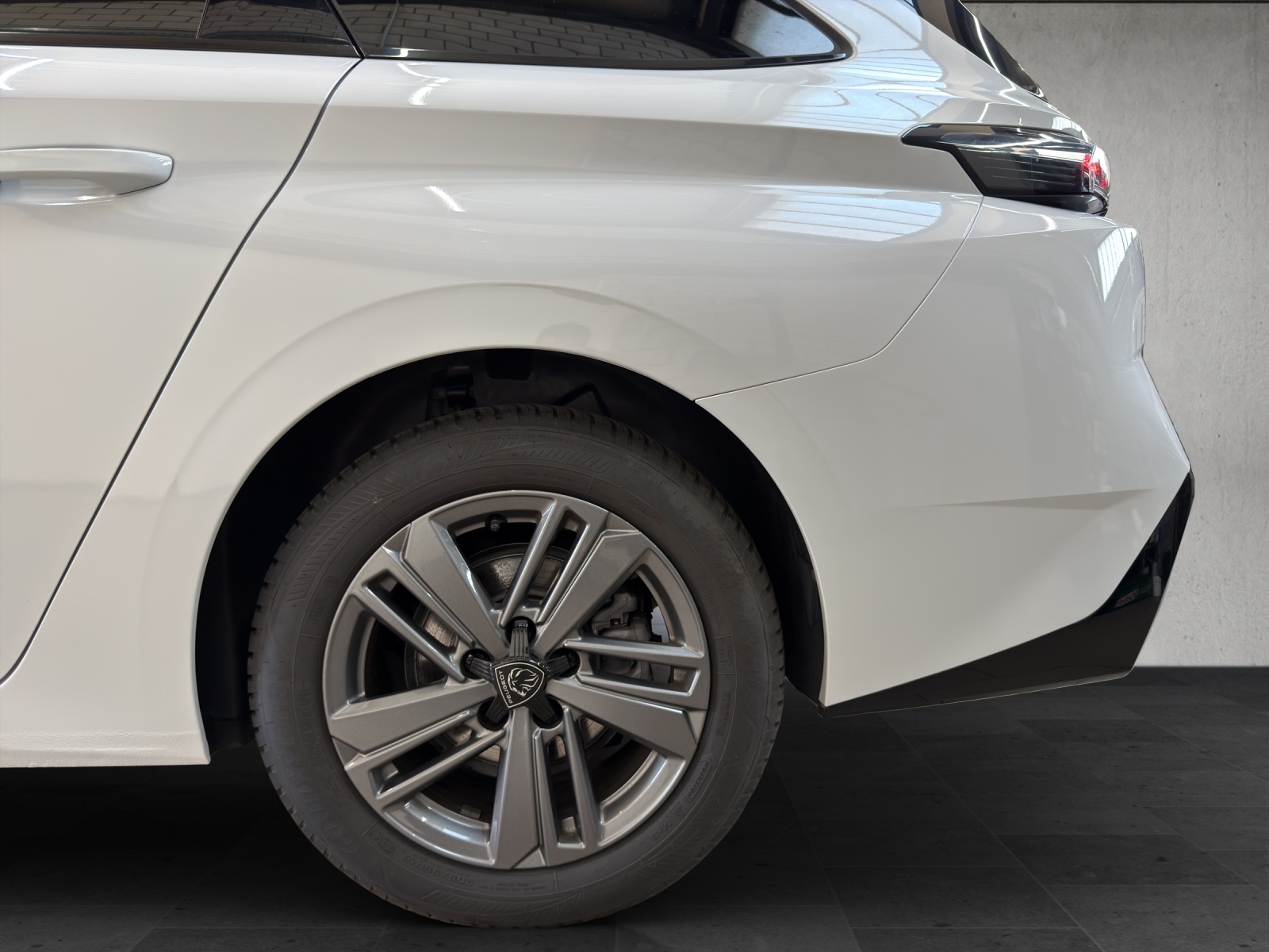 PEUGEOT 308 SW 1.2 Pure Tech Allure EAT8-image-8