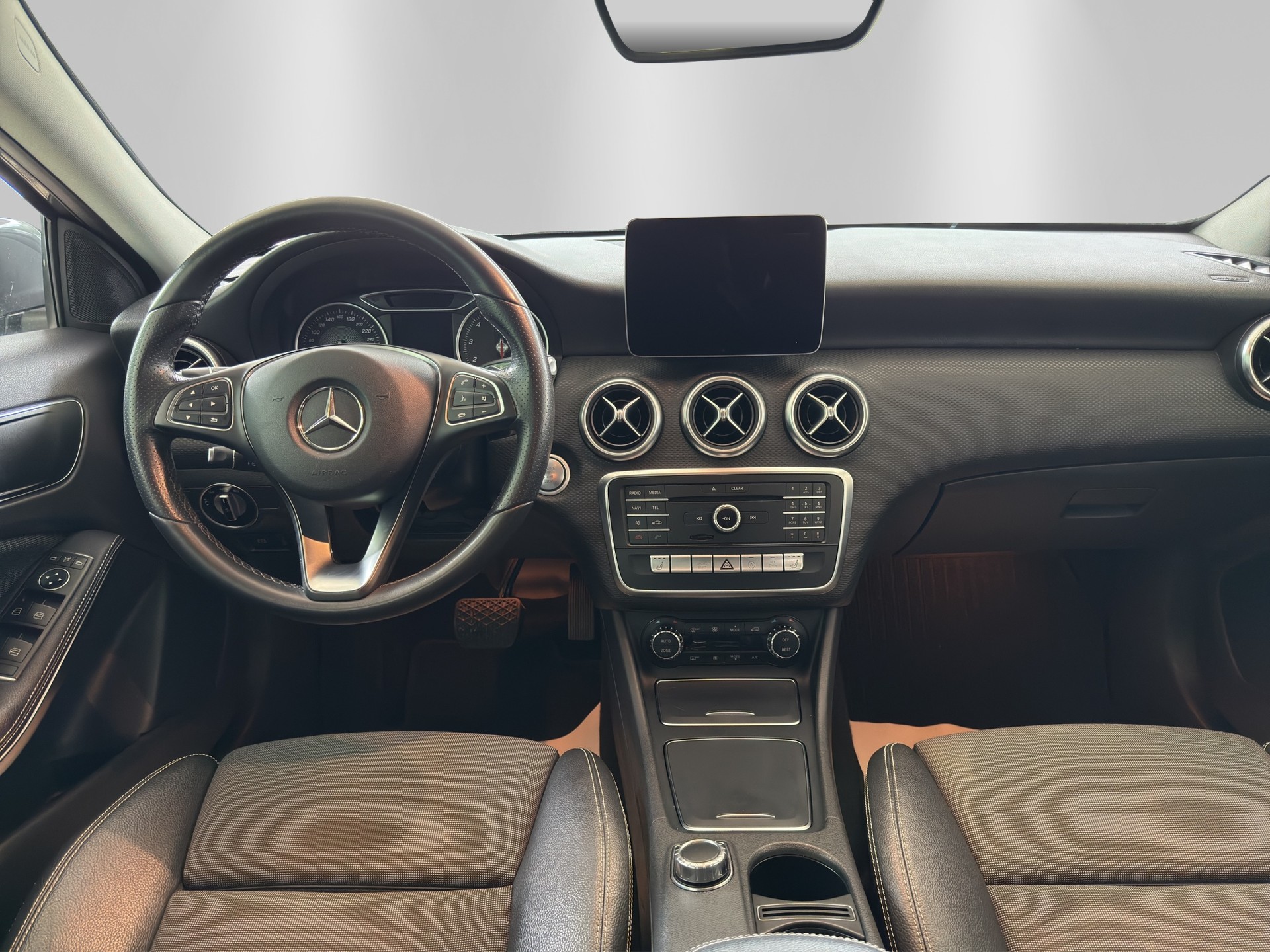 MERCEDES-BENZ A 200 Style 7G-DCT-image-8