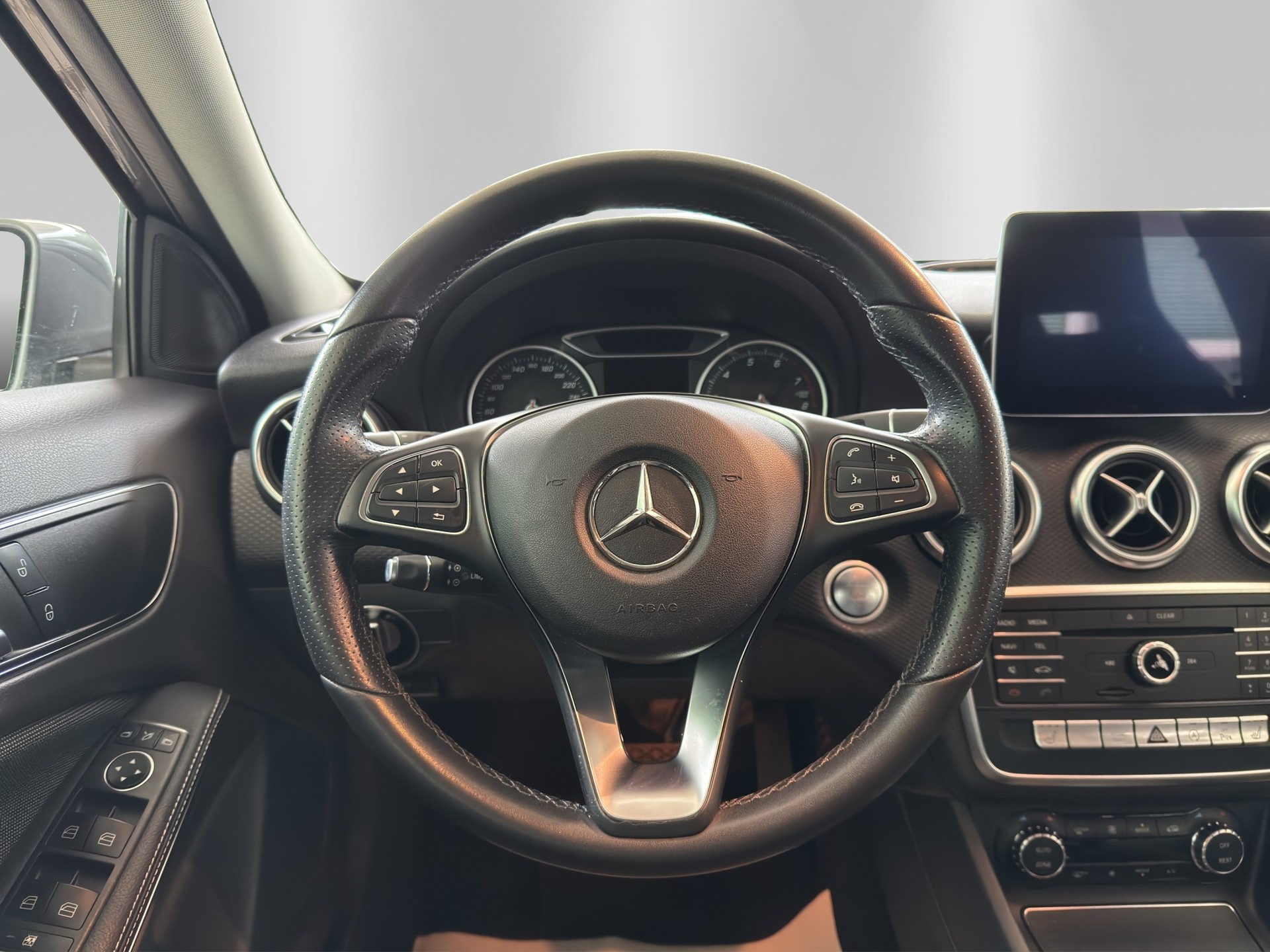 MERCEDES-BENZ A 200 Style 7G-DCT-image-9