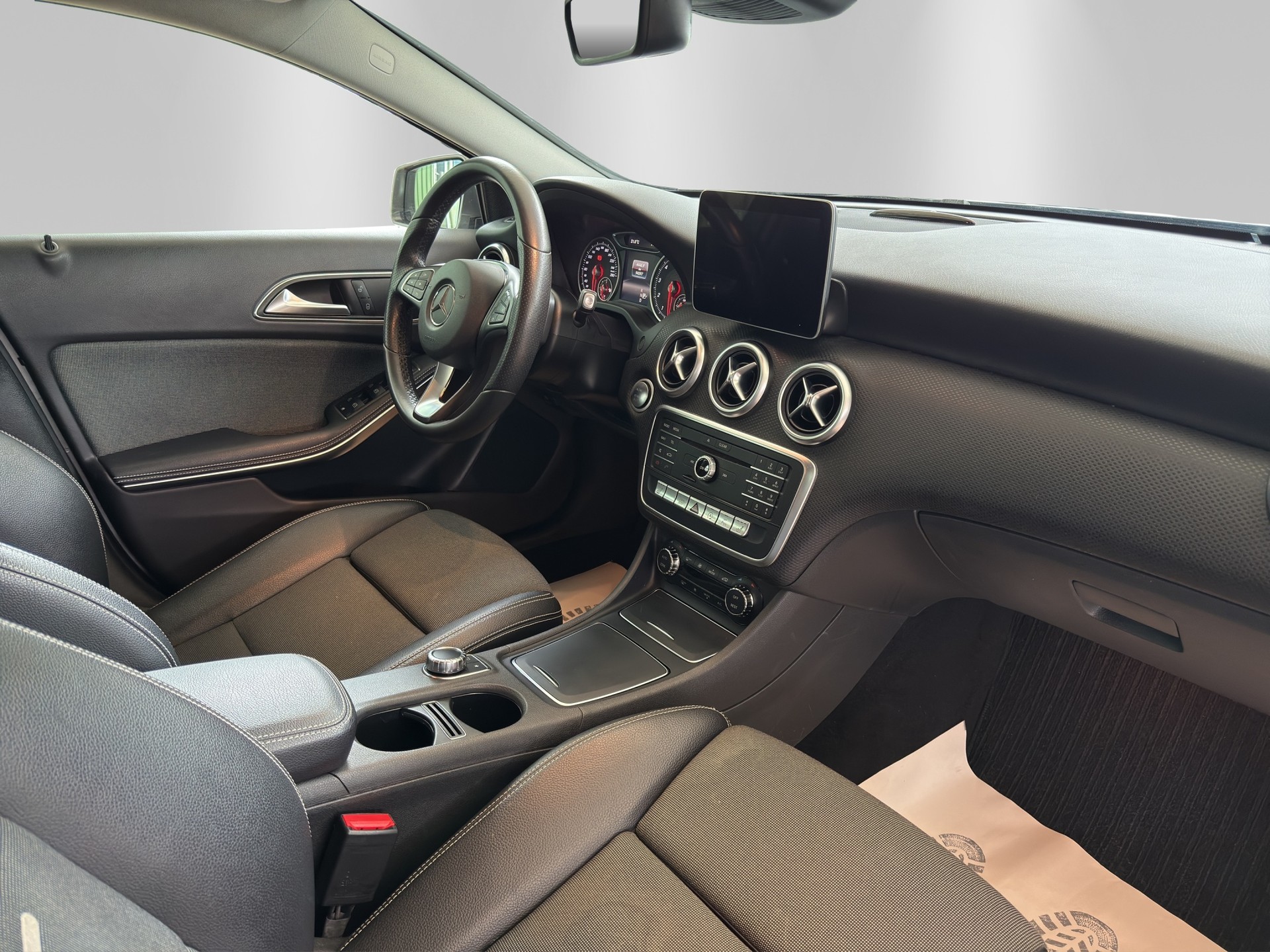 MERCEDES-BENZ A 200 Style 7G-DCT-image-13