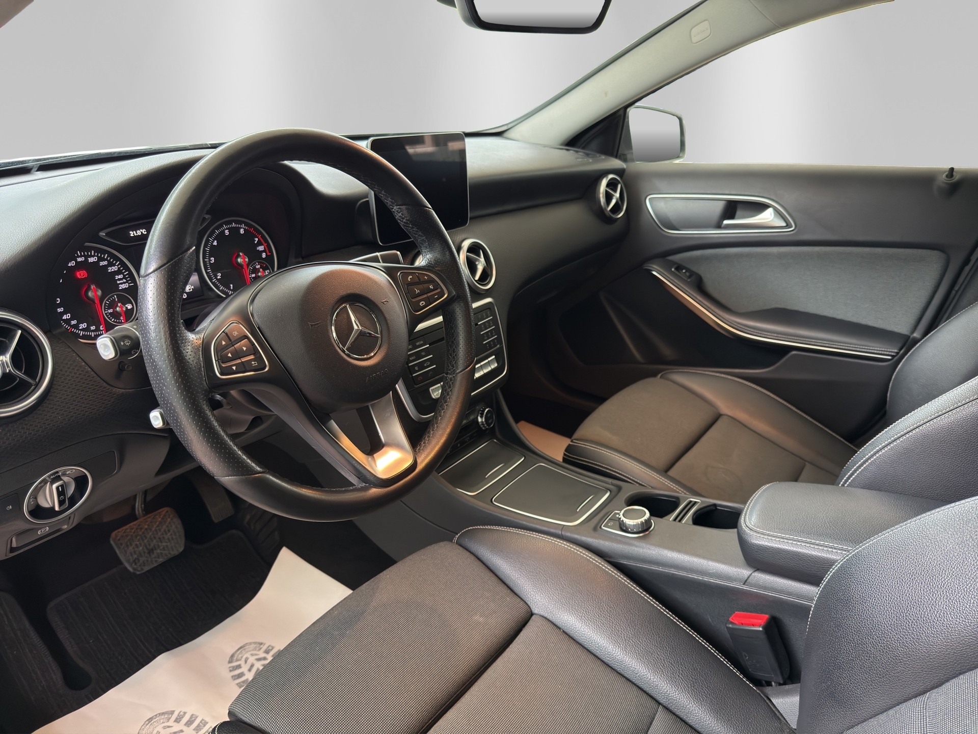 MERCEDES-BENZ A 200 Style 7G-DCT-image-7