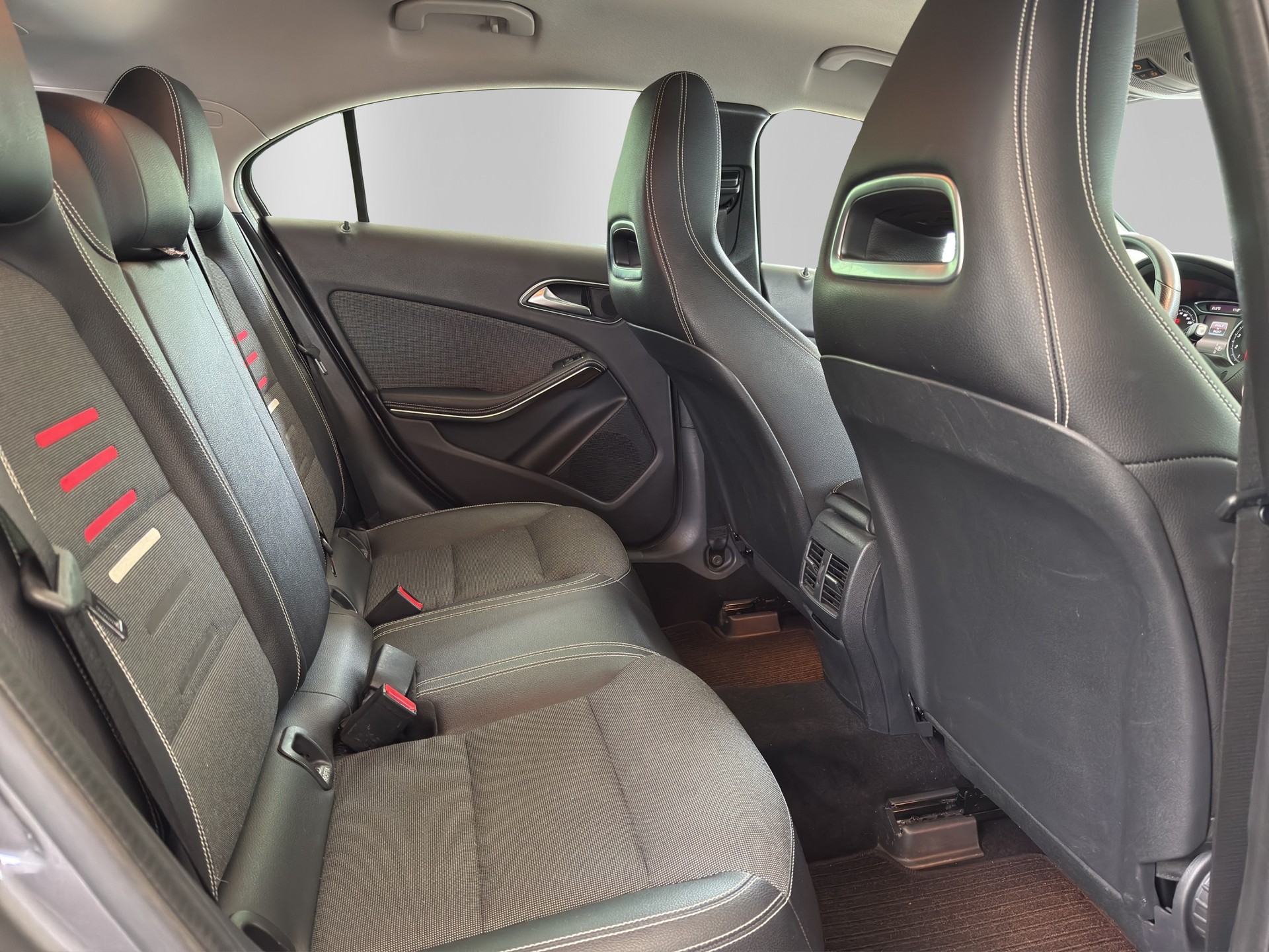 MERCEDES-BENZ A 200 Style 7G-DCT-image-15