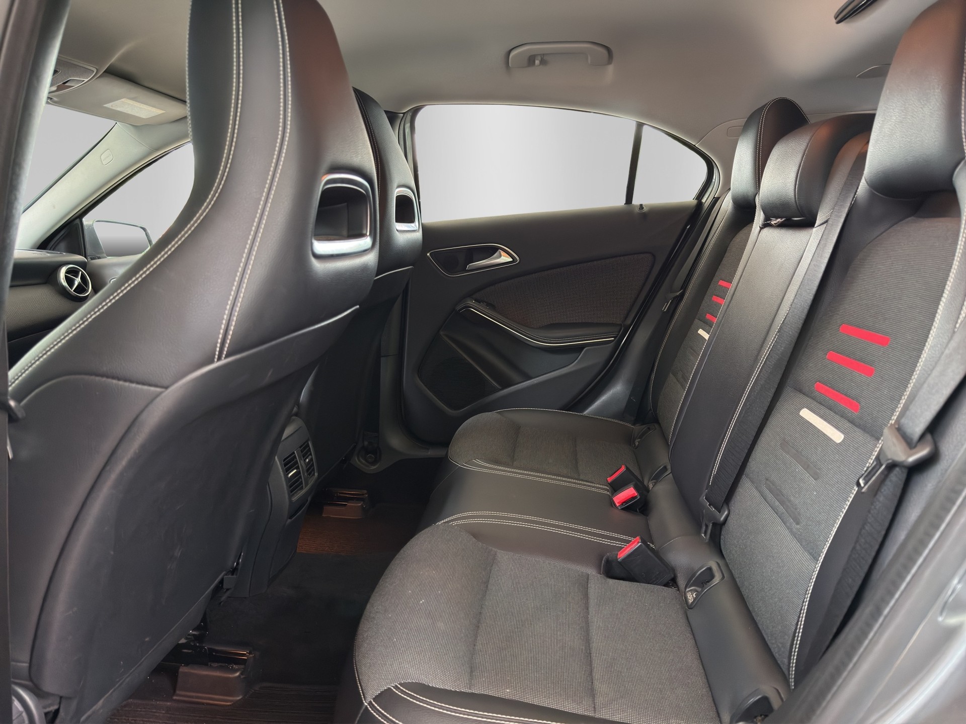 MERCEDES-BENZ A 200 Style 7G-DCT-image-14