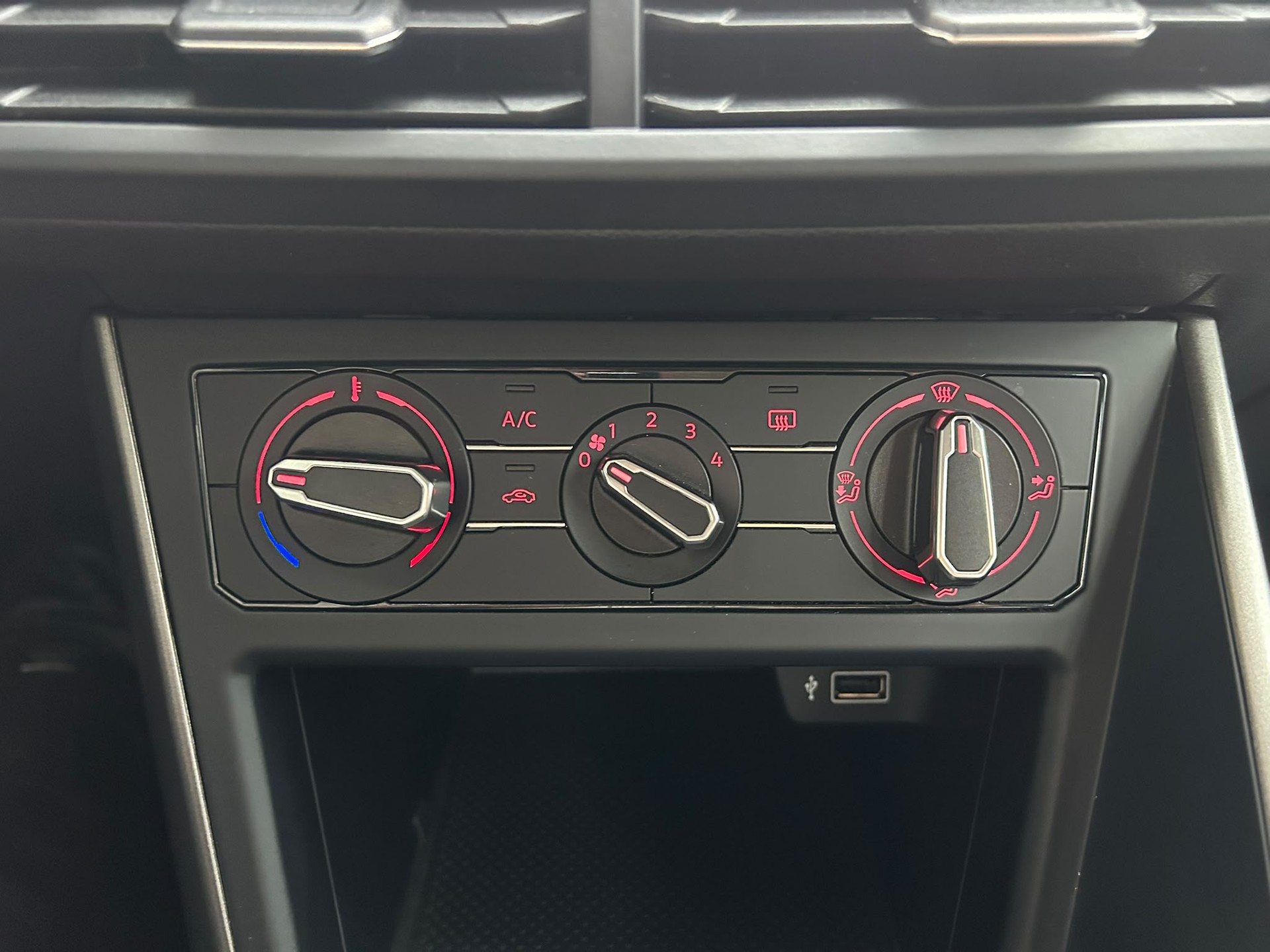 VW Polo 1.0 TSI BMT Trendline-image-12