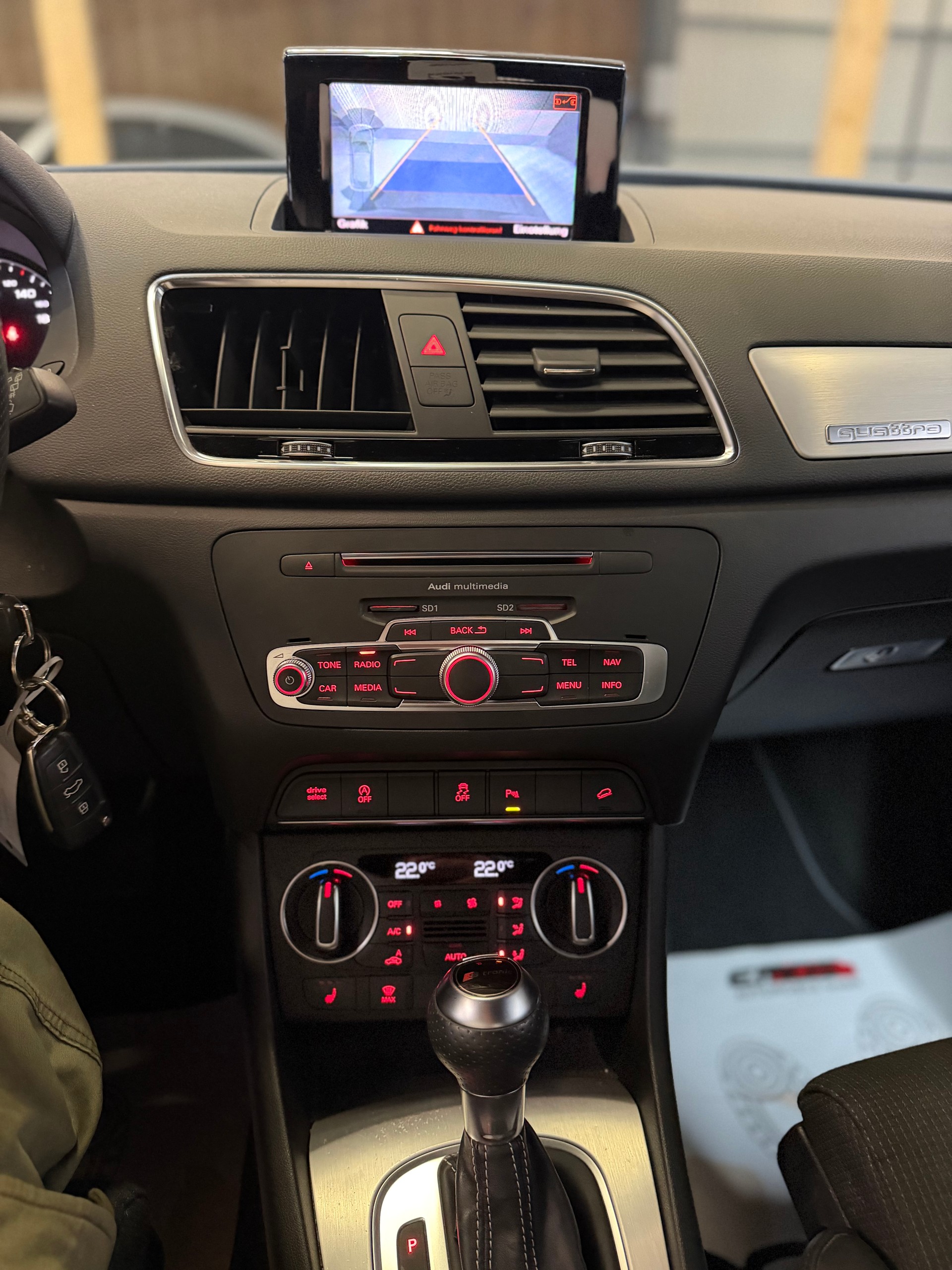 AUDI Q3 2.0 TDI quattro S-tronic-image-11