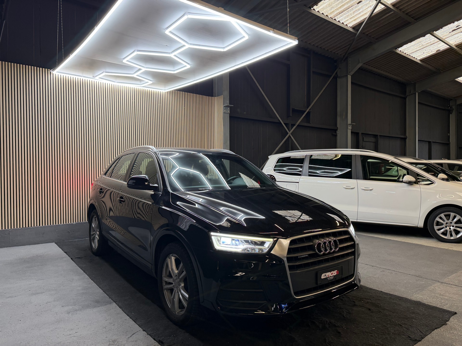 AUDI Q3 2.0 TDI quattro S-tronic-image-1