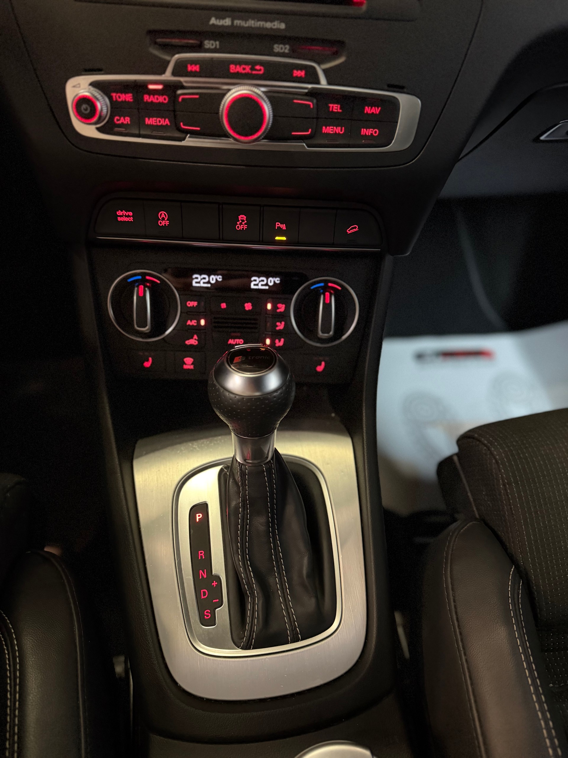 AUDI Q3 2.0 TDI quattro S-tronic-image-10